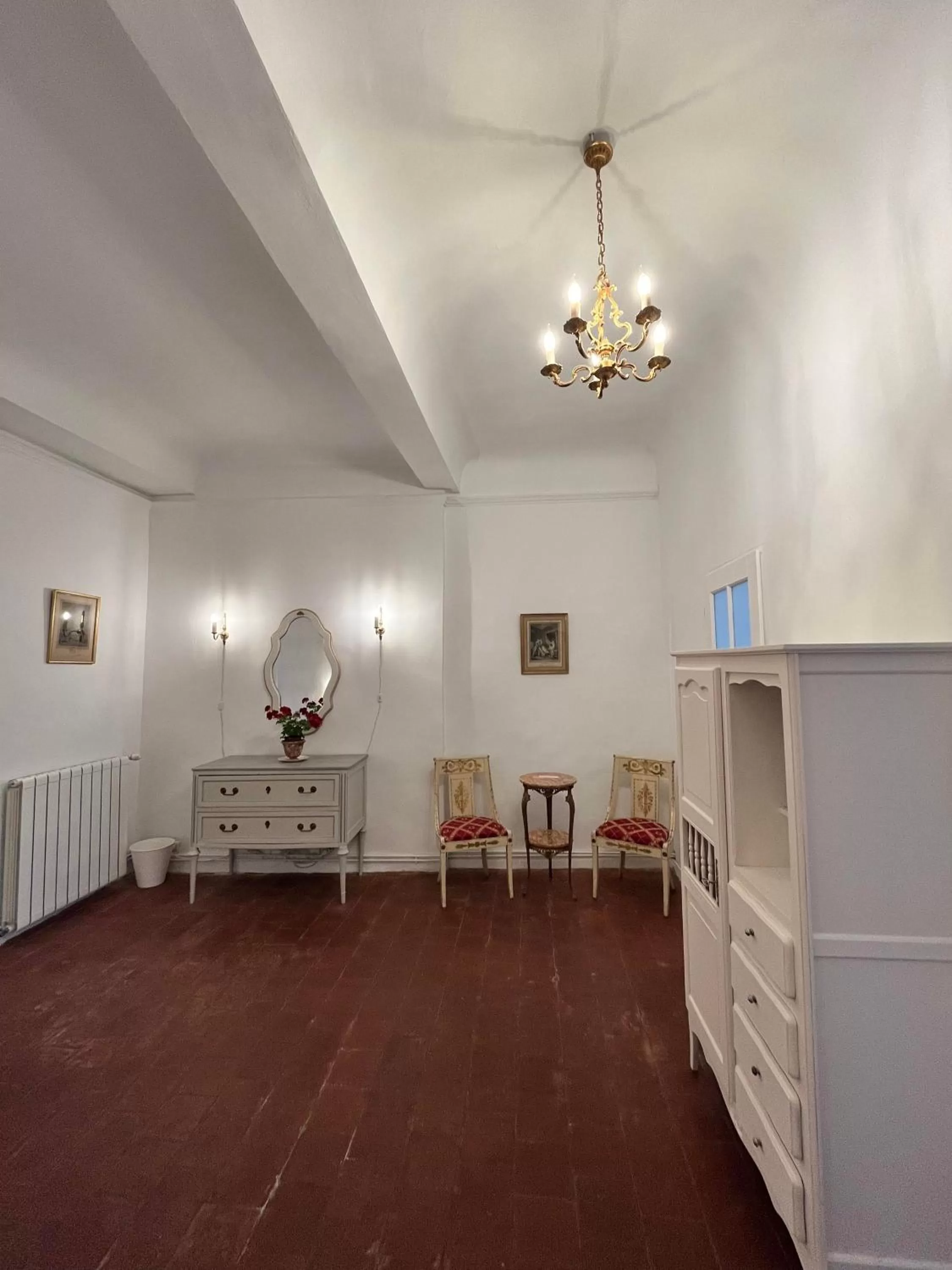 Photo of the whole room in La Tour de Pezene