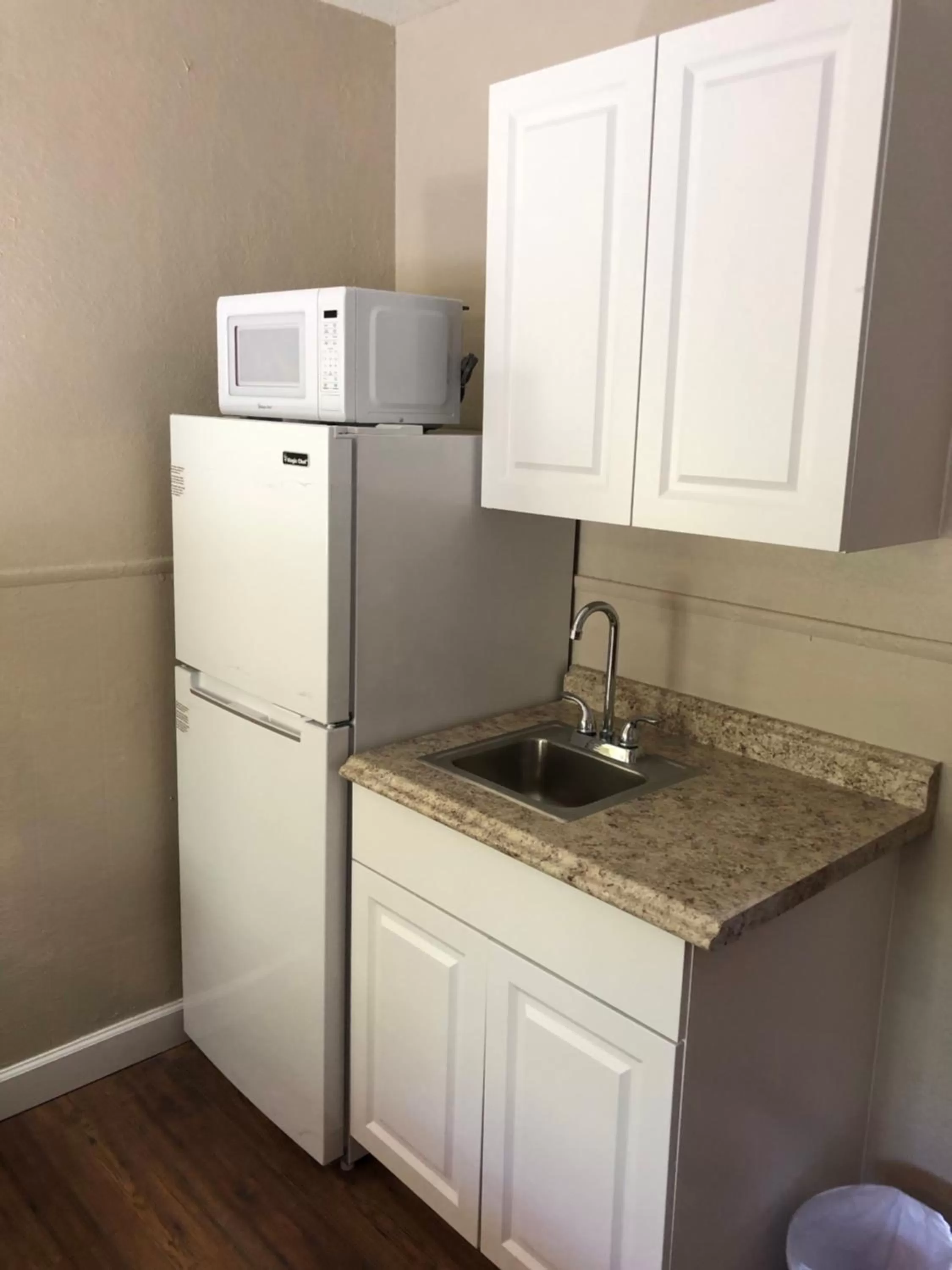 Kitchen or kitchenette in Ocala Cove Motel
