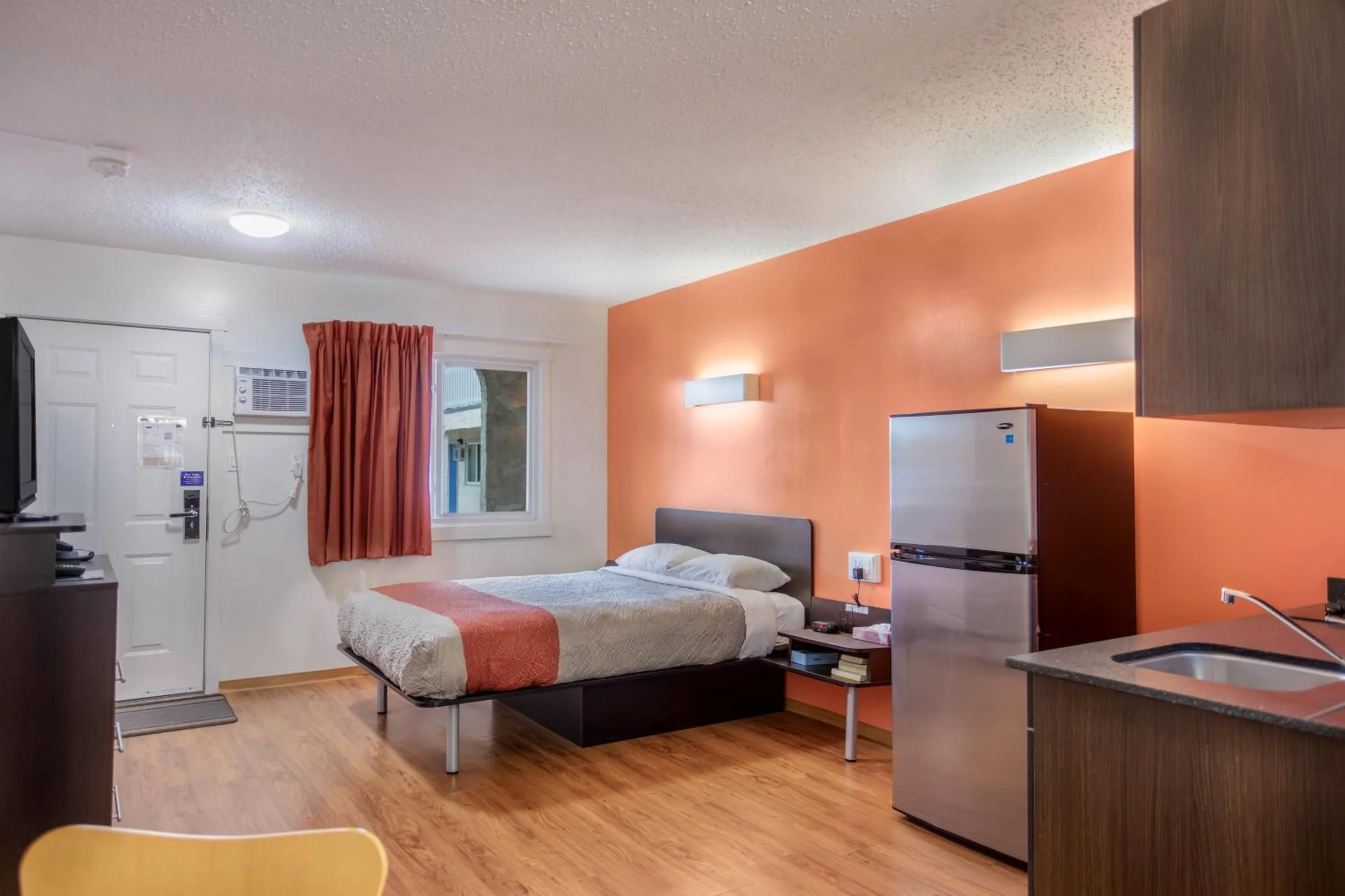 Photo of the whole room in Motel Bo-Camrose, AB