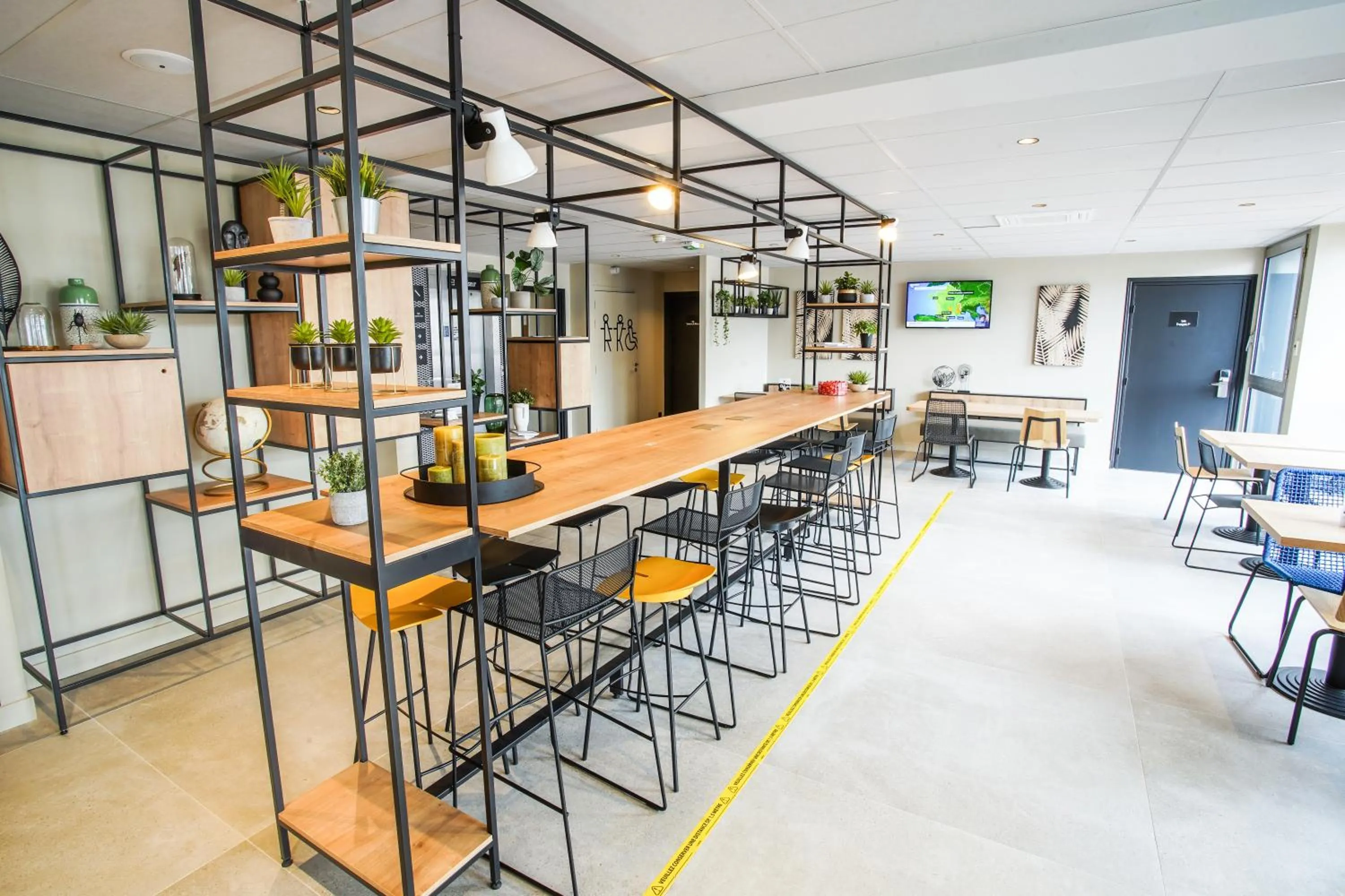 Communal lounge/ TV room in Ibis Tours Centre Giraudeau