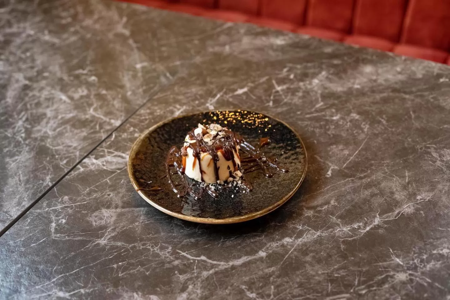 Restaurant/places to eat in Madama Residence