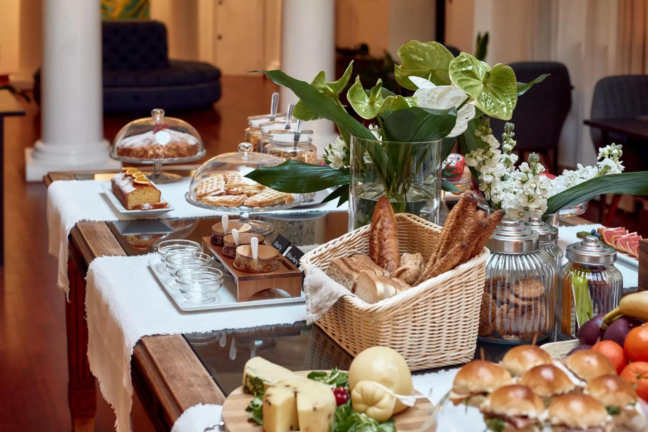 Buffet breakfast in L' Hôtellerie Easy Suites