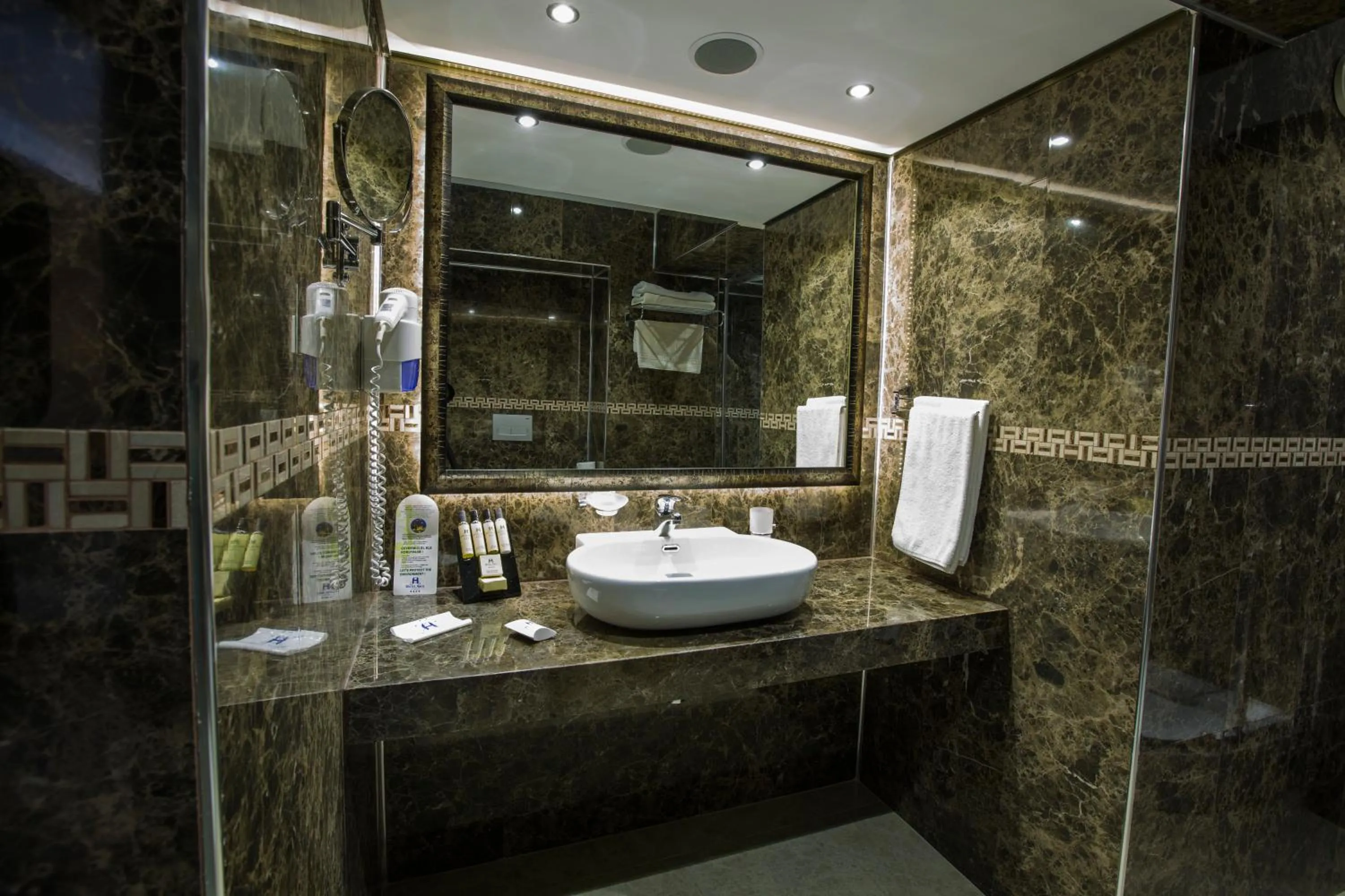 Bathroom in Akol Hotel