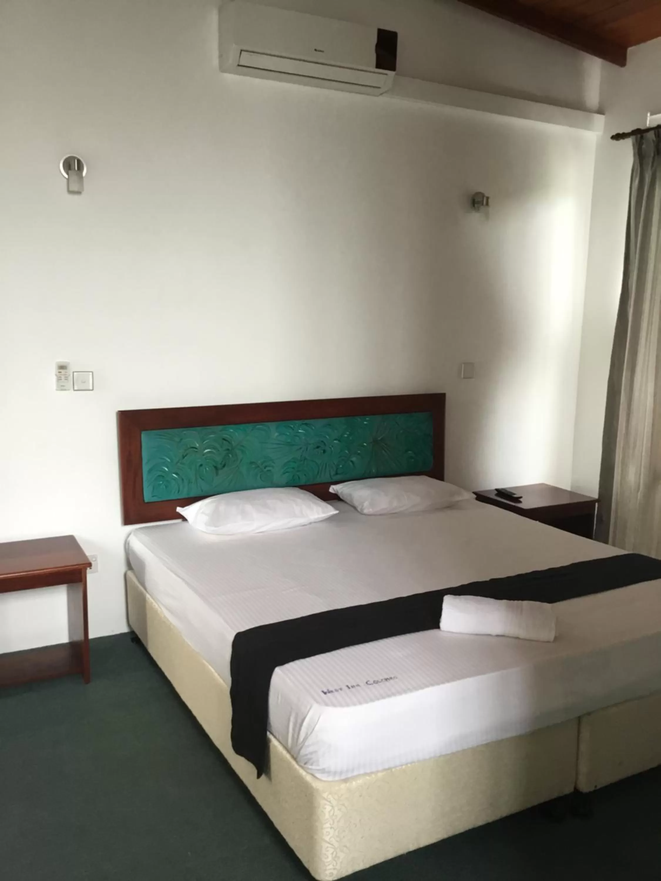 Bed in West Inn Colombo