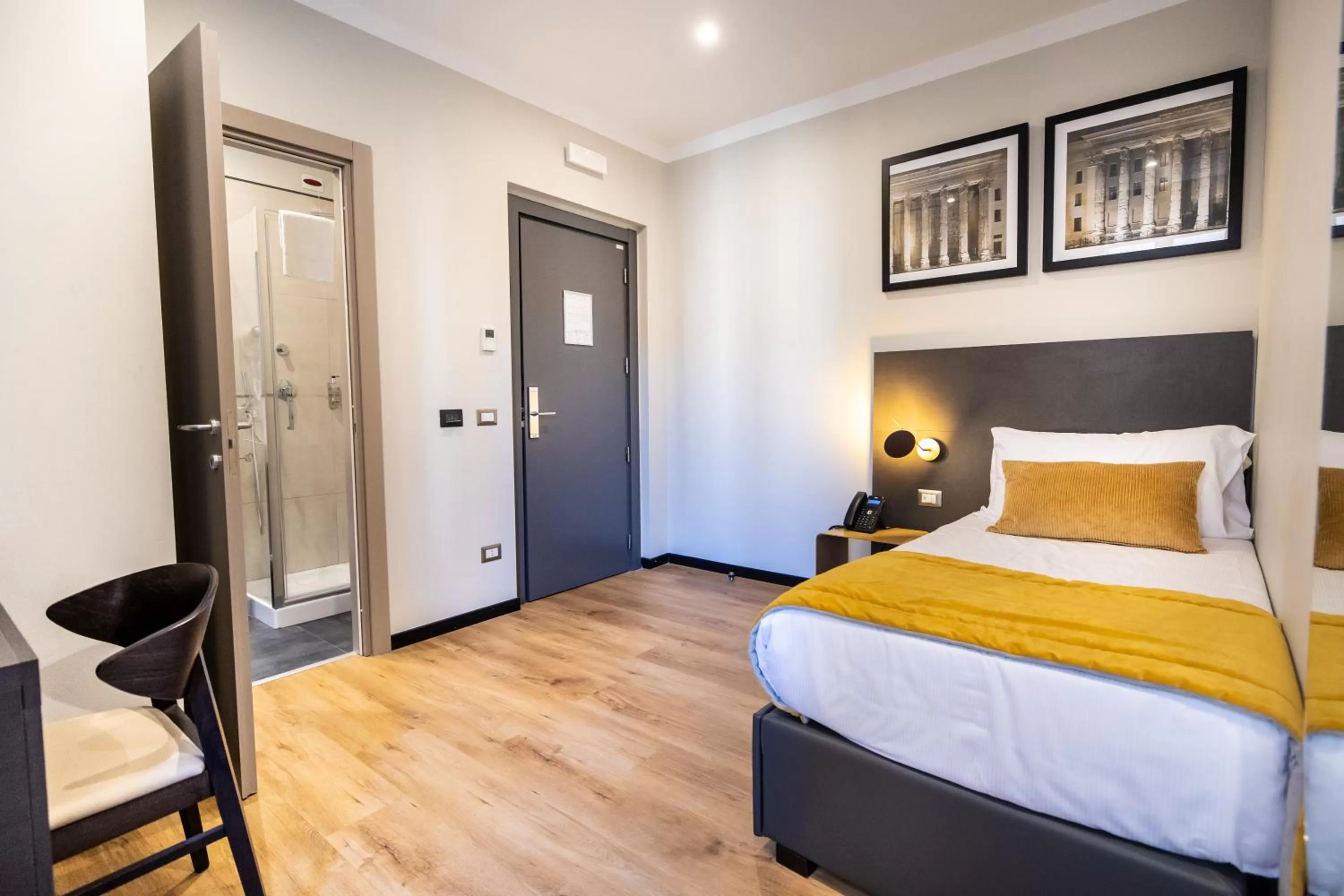 Photo of the whole room, Bed in The Cross Hotel