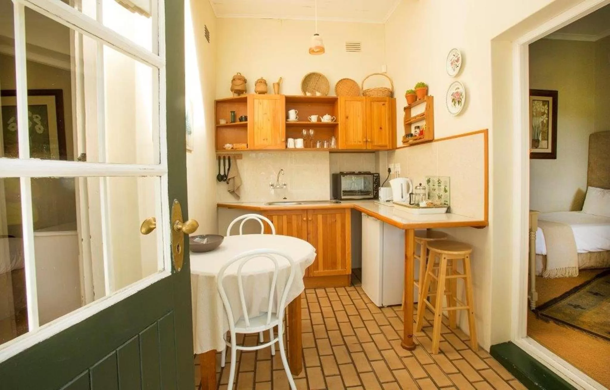Coffee/tea facilities, Kitchen/Kitchenette in Sandown Lodge