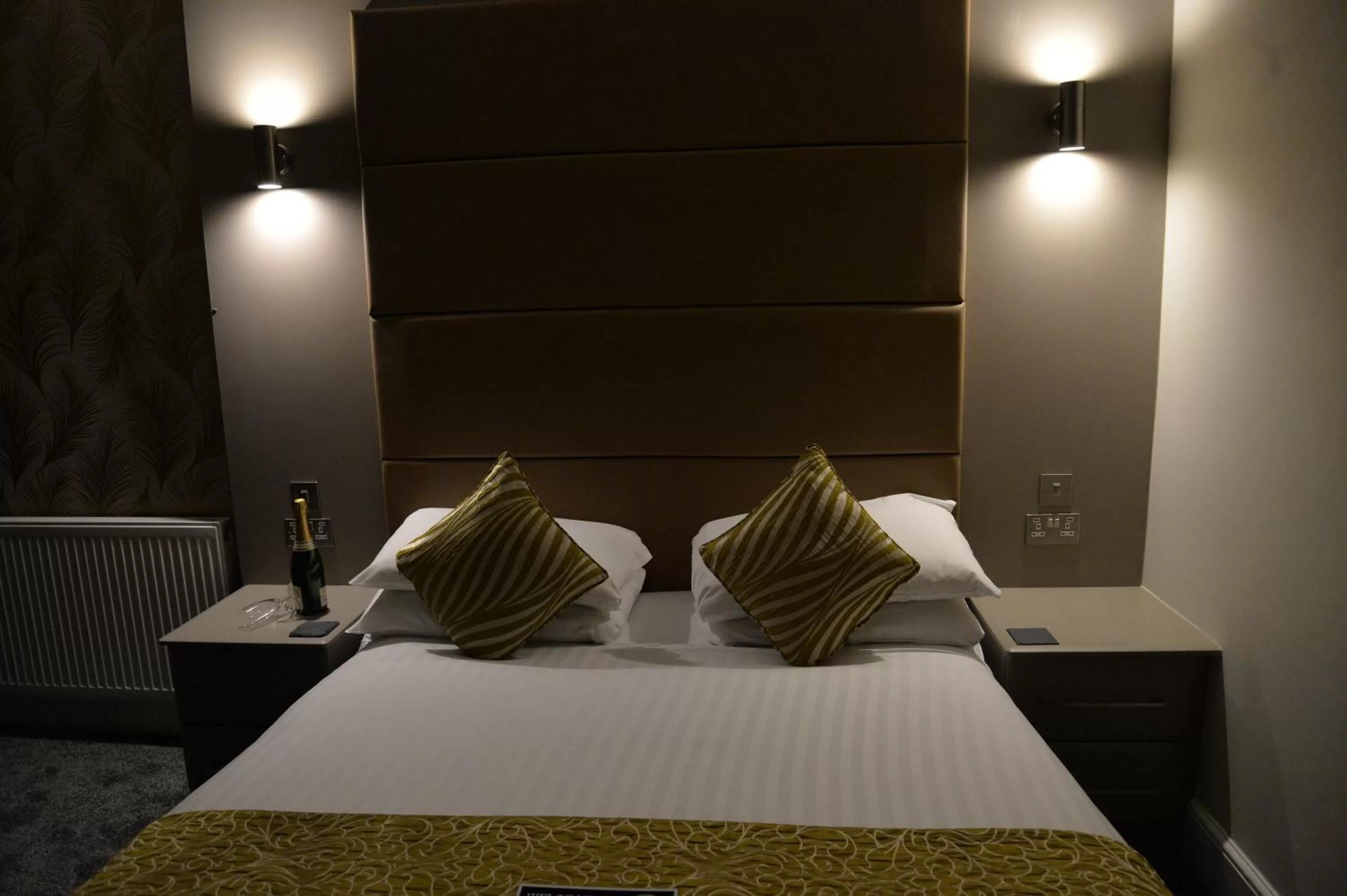 Bed in Lauriston & Lawton Court Hotel