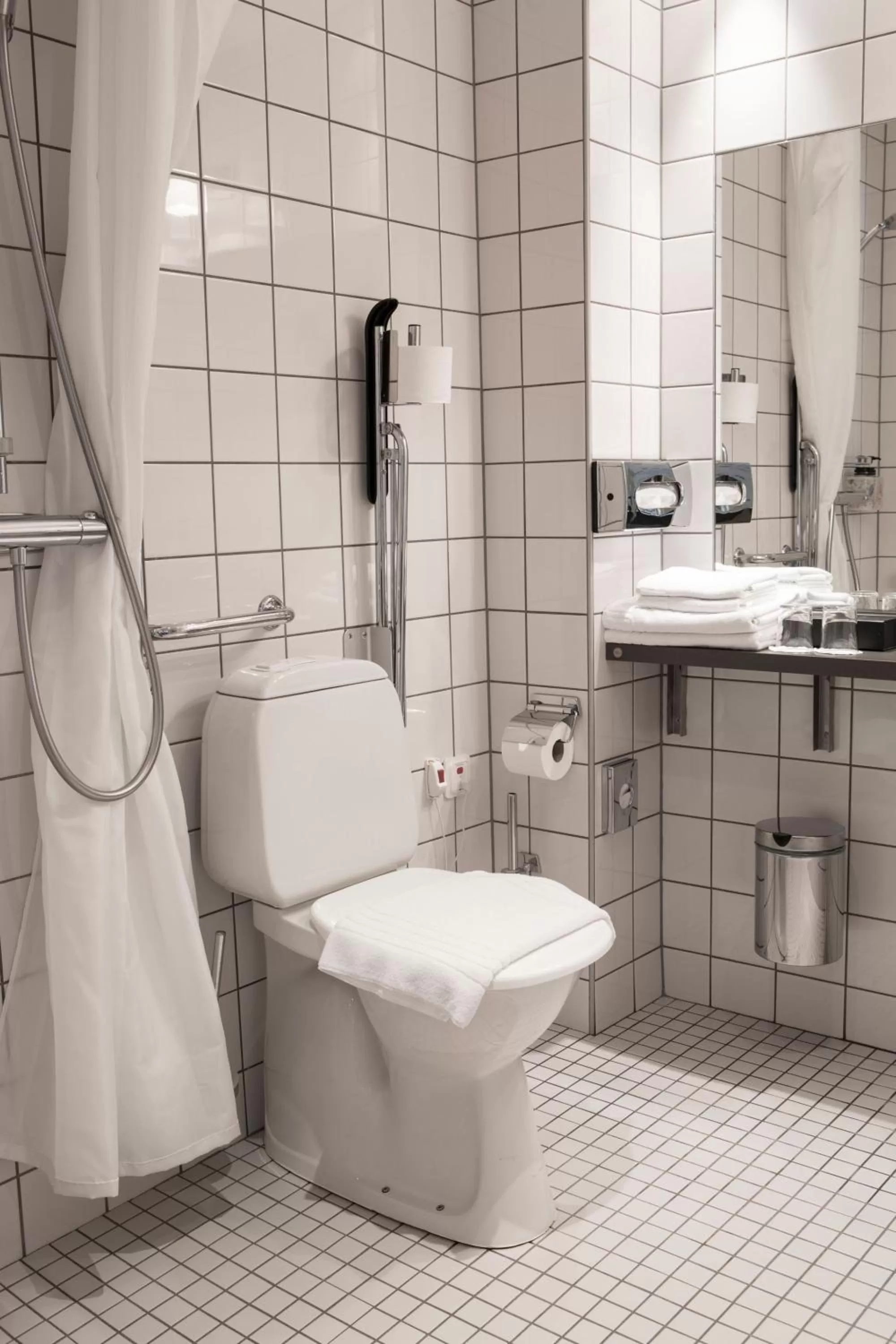 Toilet in Freys Hotel