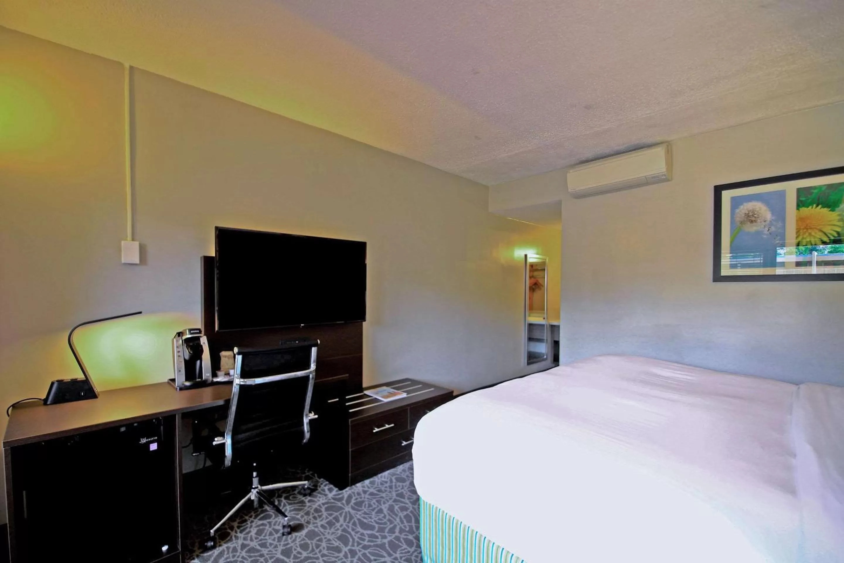 Photo of the whole room, Bed in El Sendero Inn, an Ascend Collection Hotel