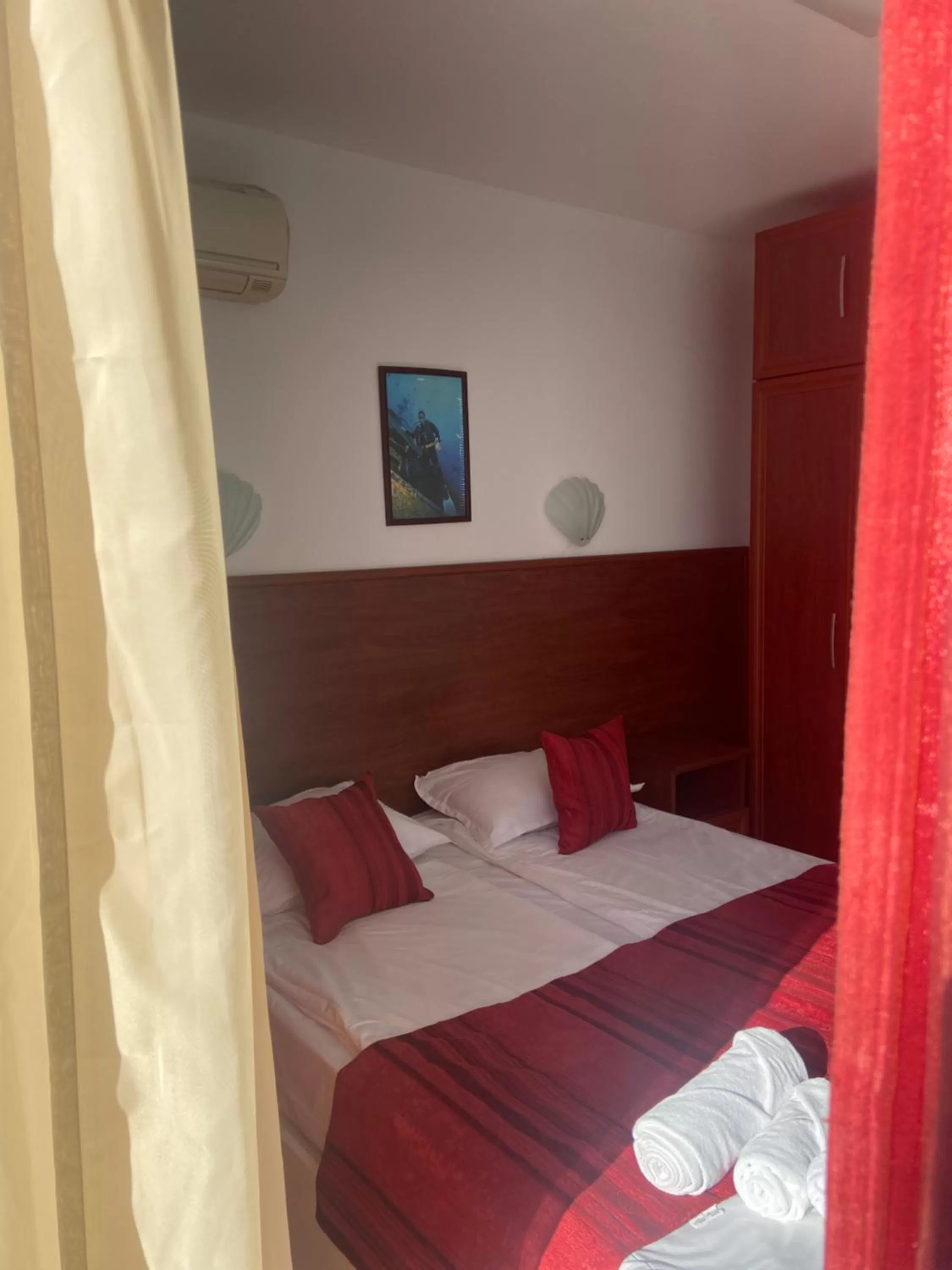 Bed in Ribarska Sreshta Family Hotel