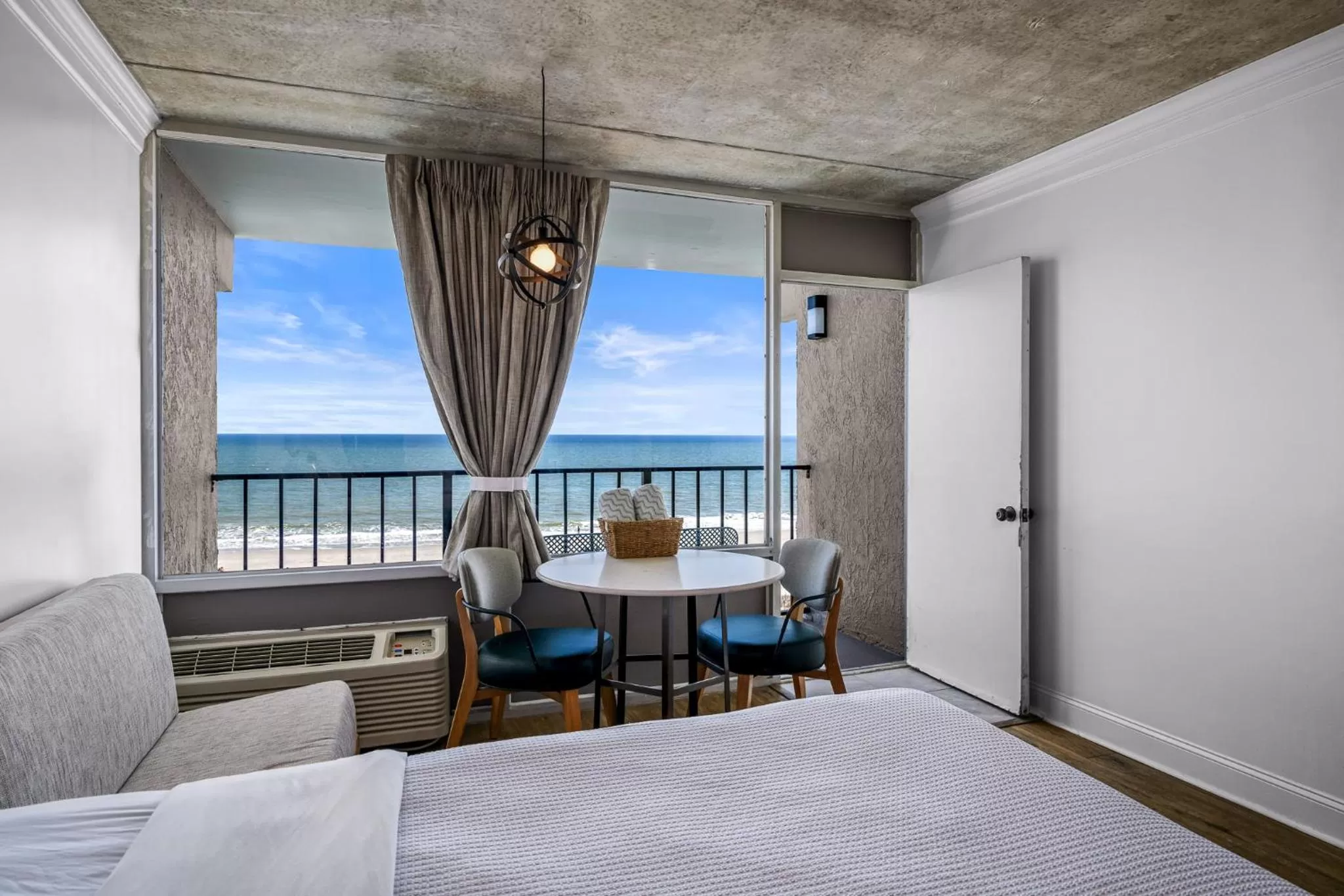 Seating area, Bed in The Beverley Beach House