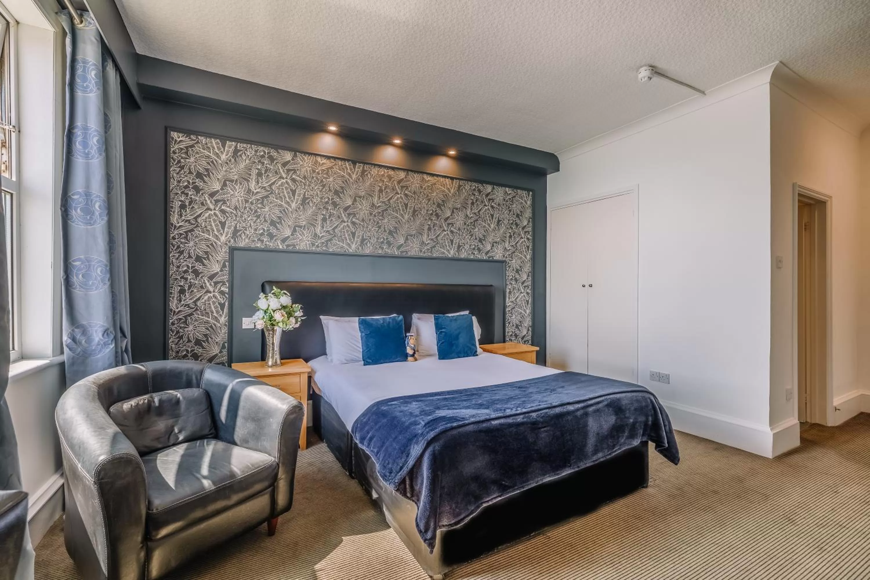 Bed in Muthu Westcliff Hotel (Near London Southend Airport)