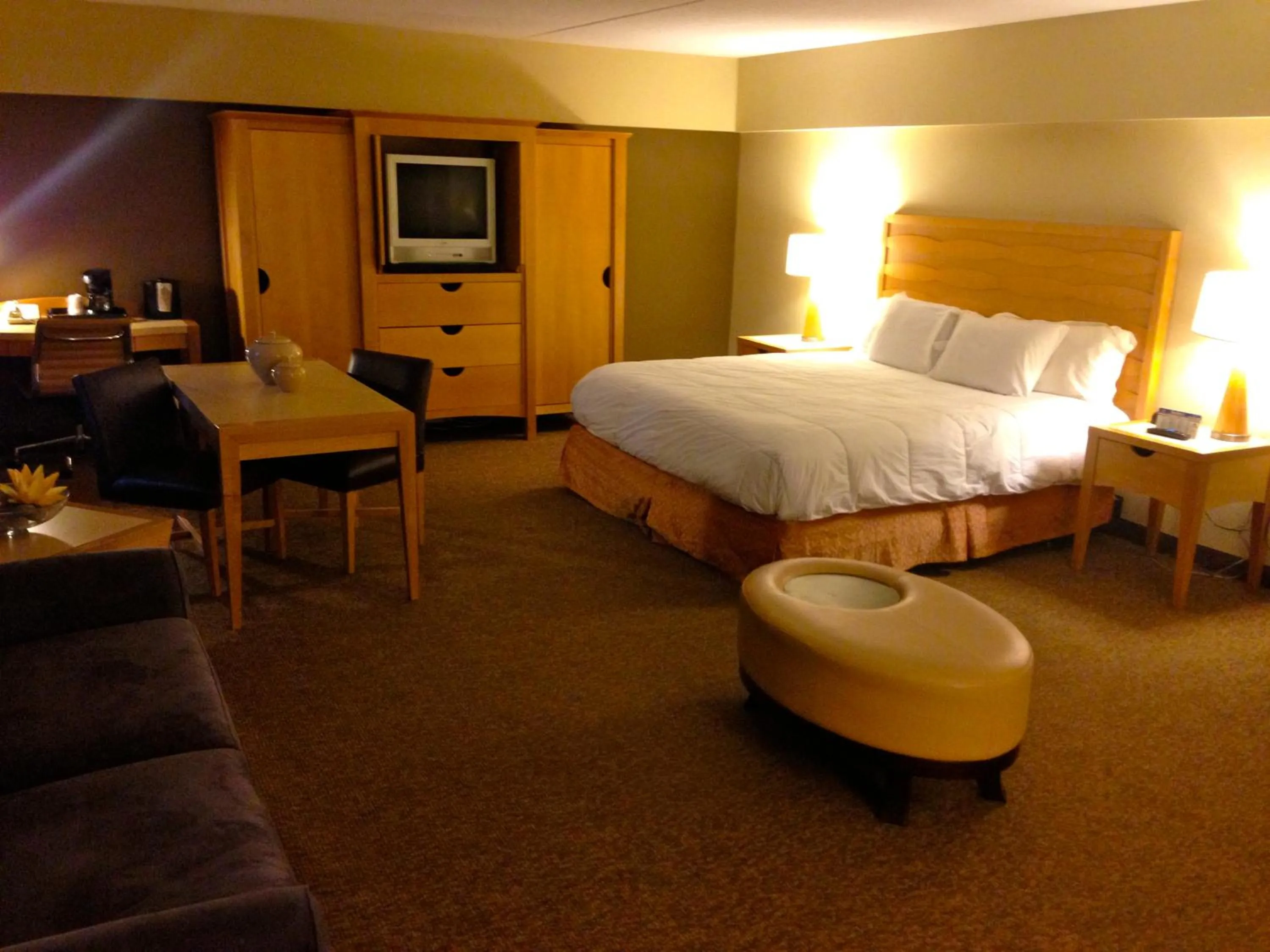 Photo of the whole room, Bed in The Avalon Hotel and Conference Center