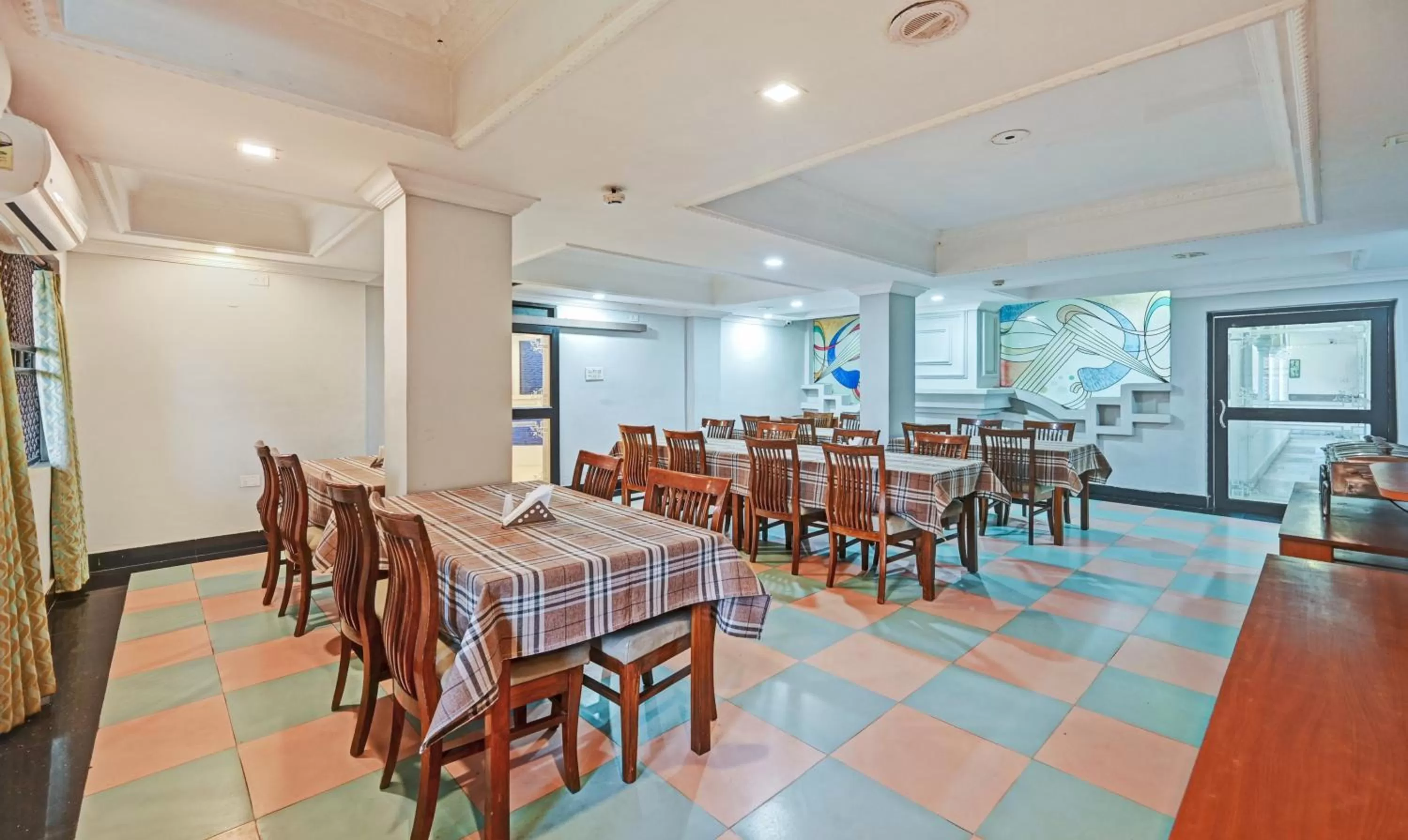 Restaurant/places to eat in Treebo Sidhartha International Baliapanda