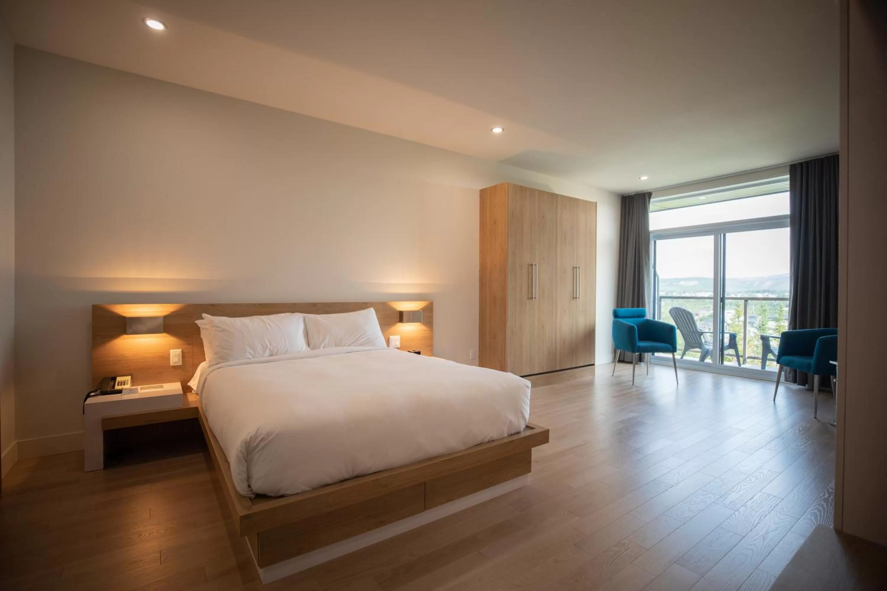 Bedroom, Bed in Hôtel du Domaine, centre de villégiature et de congrès