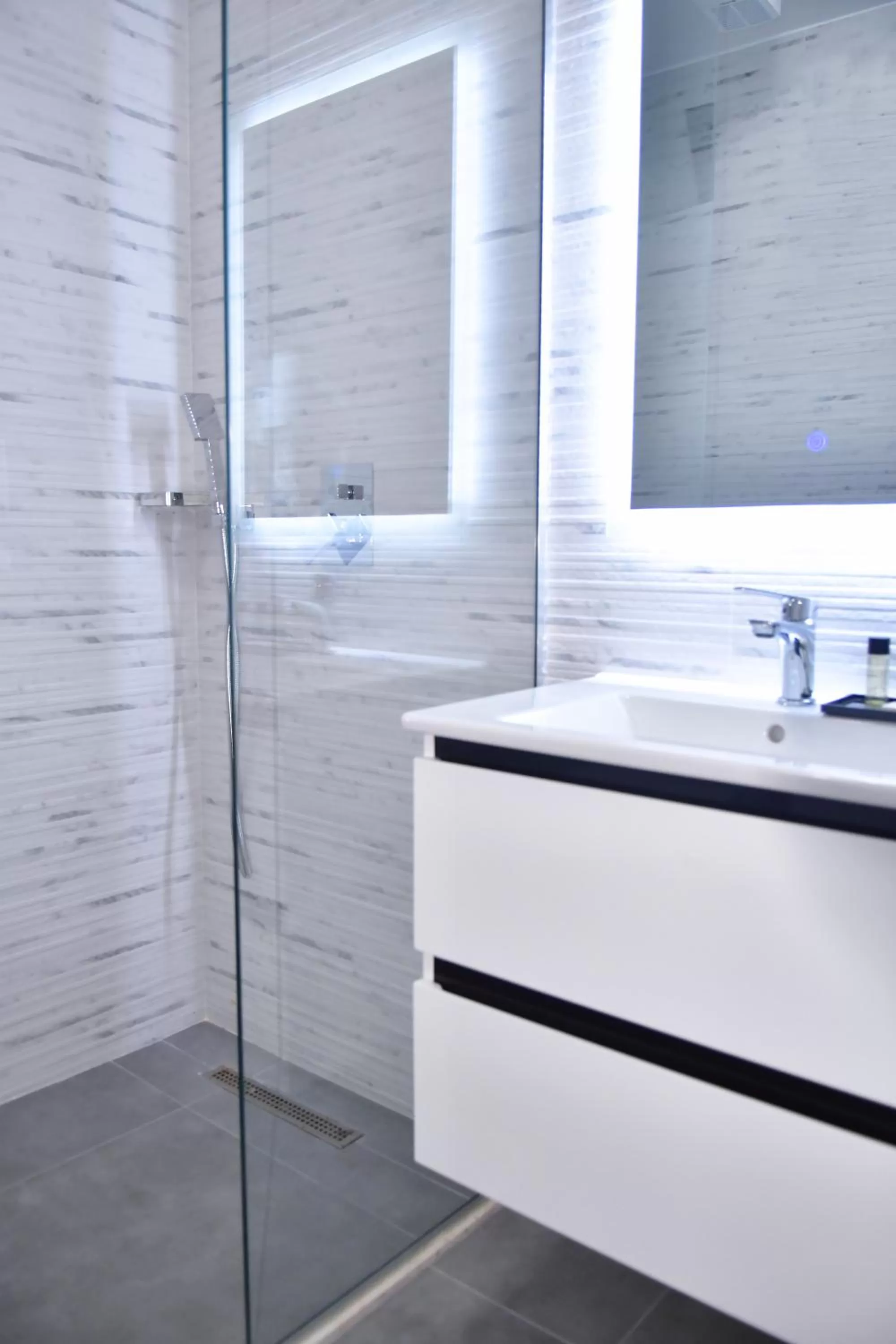 Shower, Bathroom in 313 Villa City Center Hotel