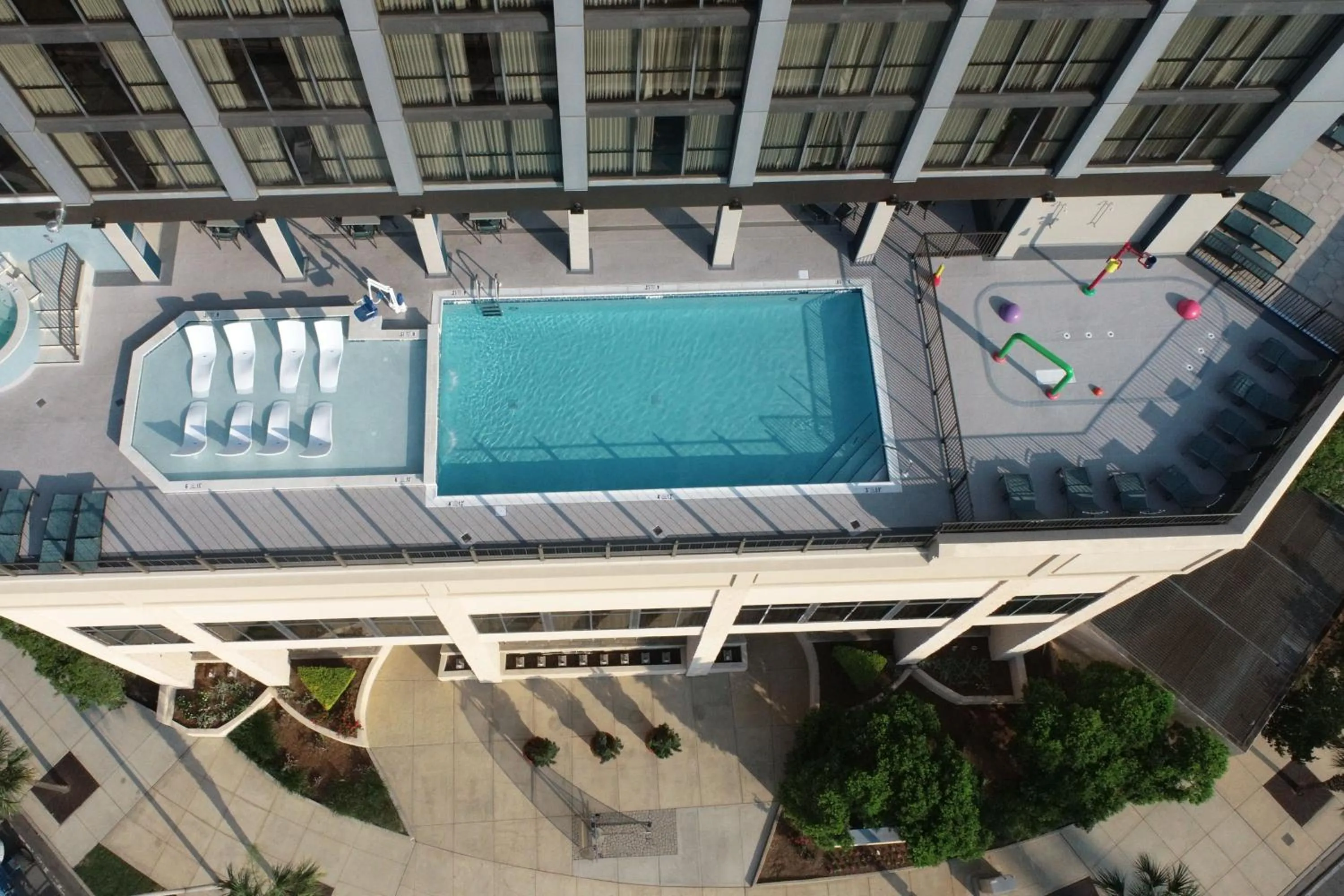 Swimming pool in Renaissance Mobile Riverview Plaza Hotel