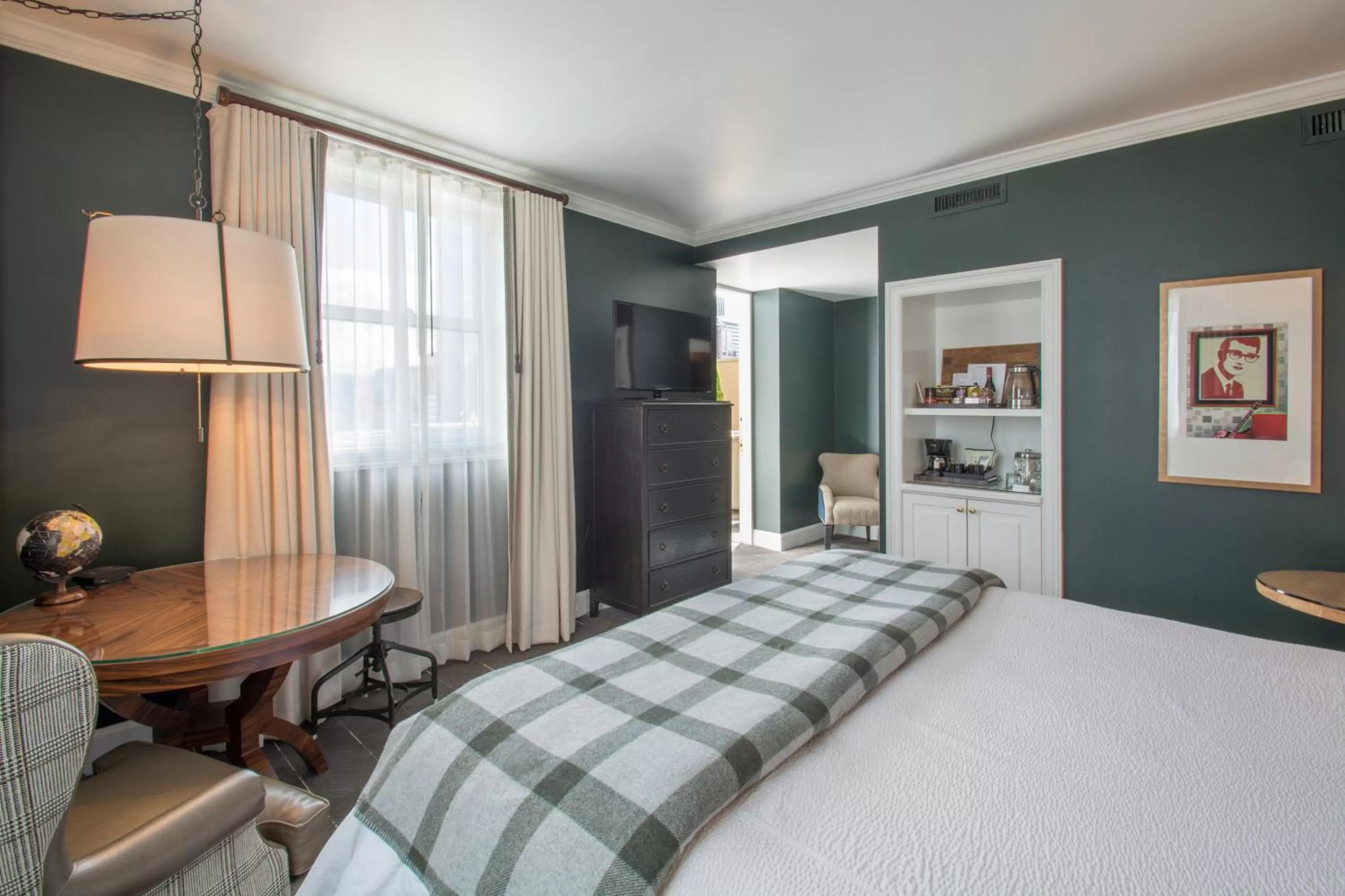 Photo of the whole room, Bed in Sentinel Hotel