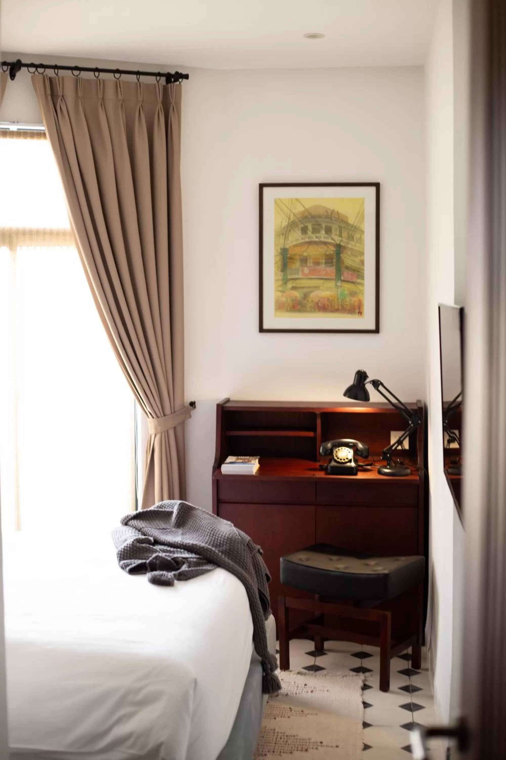 Seating area, Bed in La Chronique Hotel