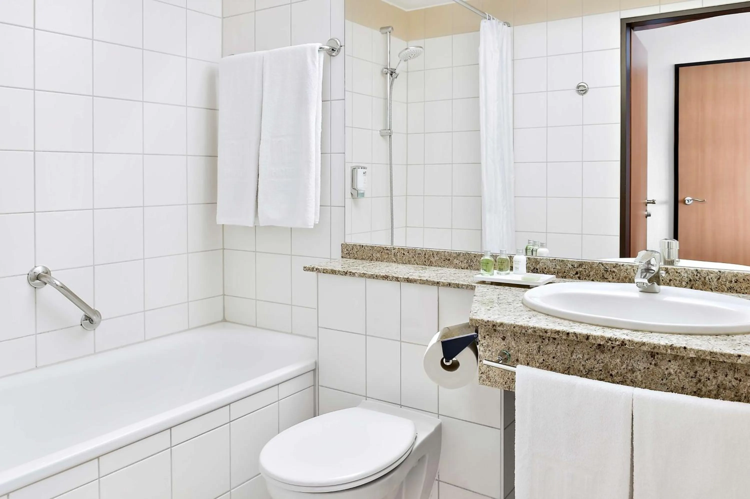 Family Room (2 Adults + 1 Child) in NH Mannheim Viernheim