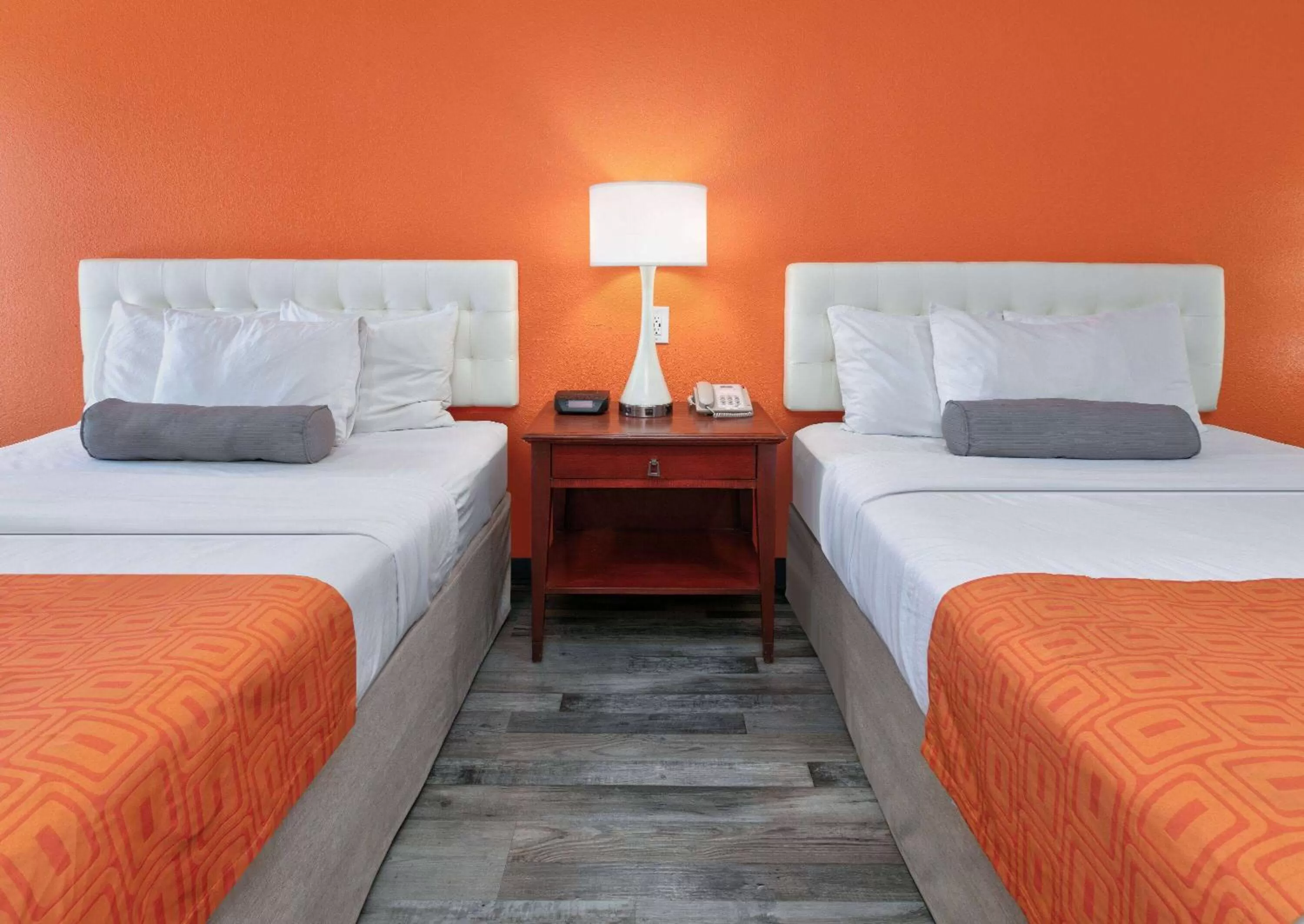 Photo of the whole room, Bed in Howard Johnson by Wyndham San Marcos