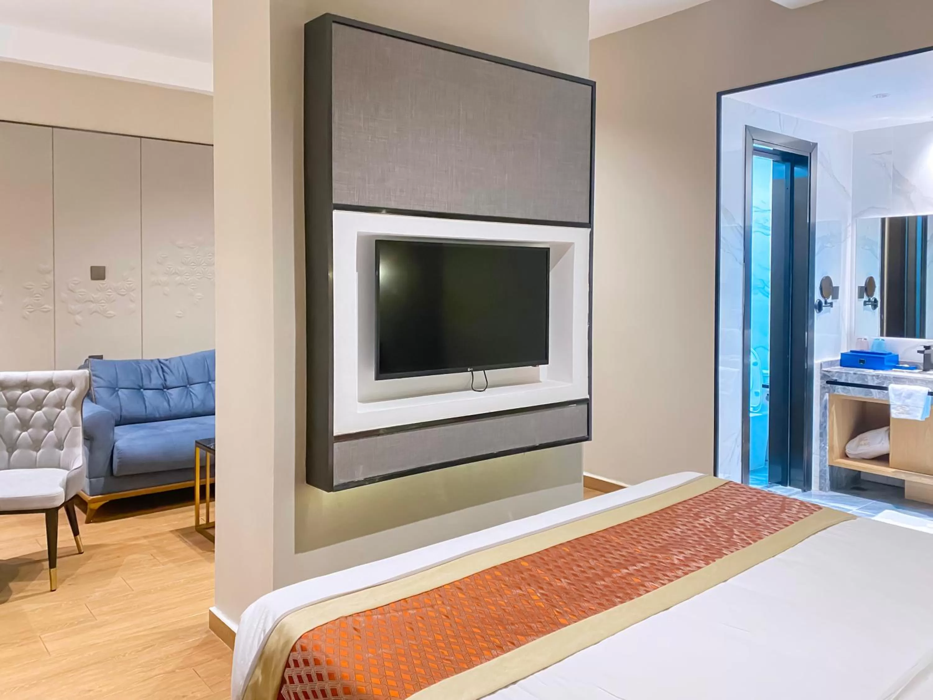 Communal lounge/ TV room, TV/Entertainment Center in Hôtel FAMILLE MONDIALE