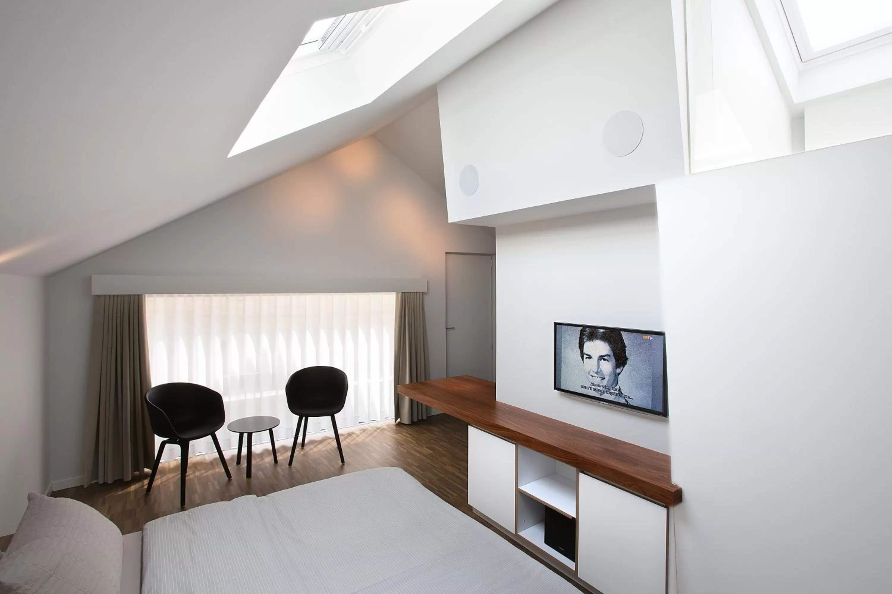 Photo of the whole room, TV/Entertainment Center in B&B Snooz Inn