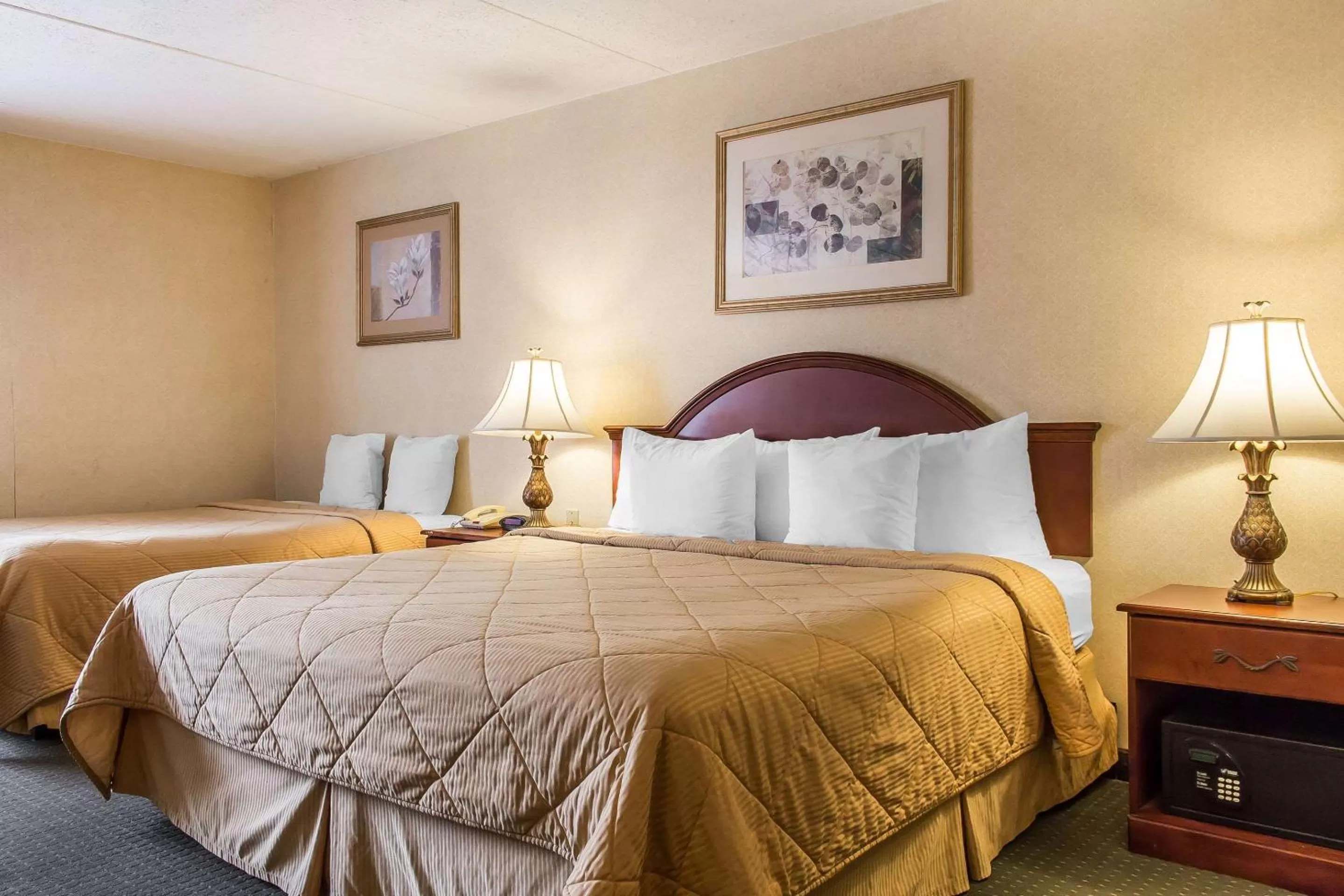 Bedroom, Bed in Quality Inn Hackettstown - Long Valley