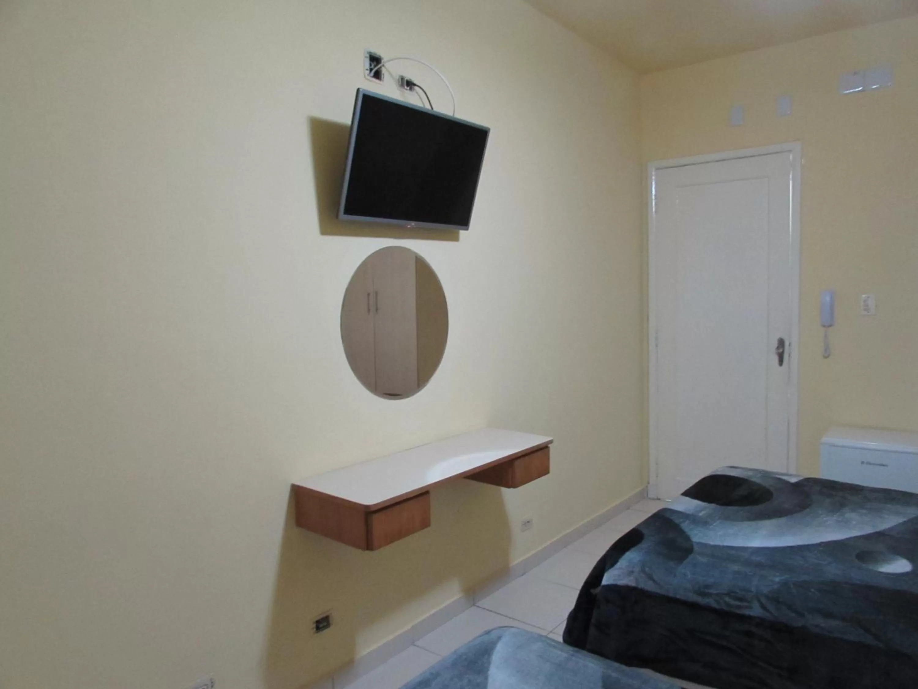 TV/Entertainment Center in Hotel Monteneve a 2 minutos do Bom Retiro, a 8 minutos da 25 de Março a 100 metros da estação de trem para Aeroporto Internacional de Guarulhos