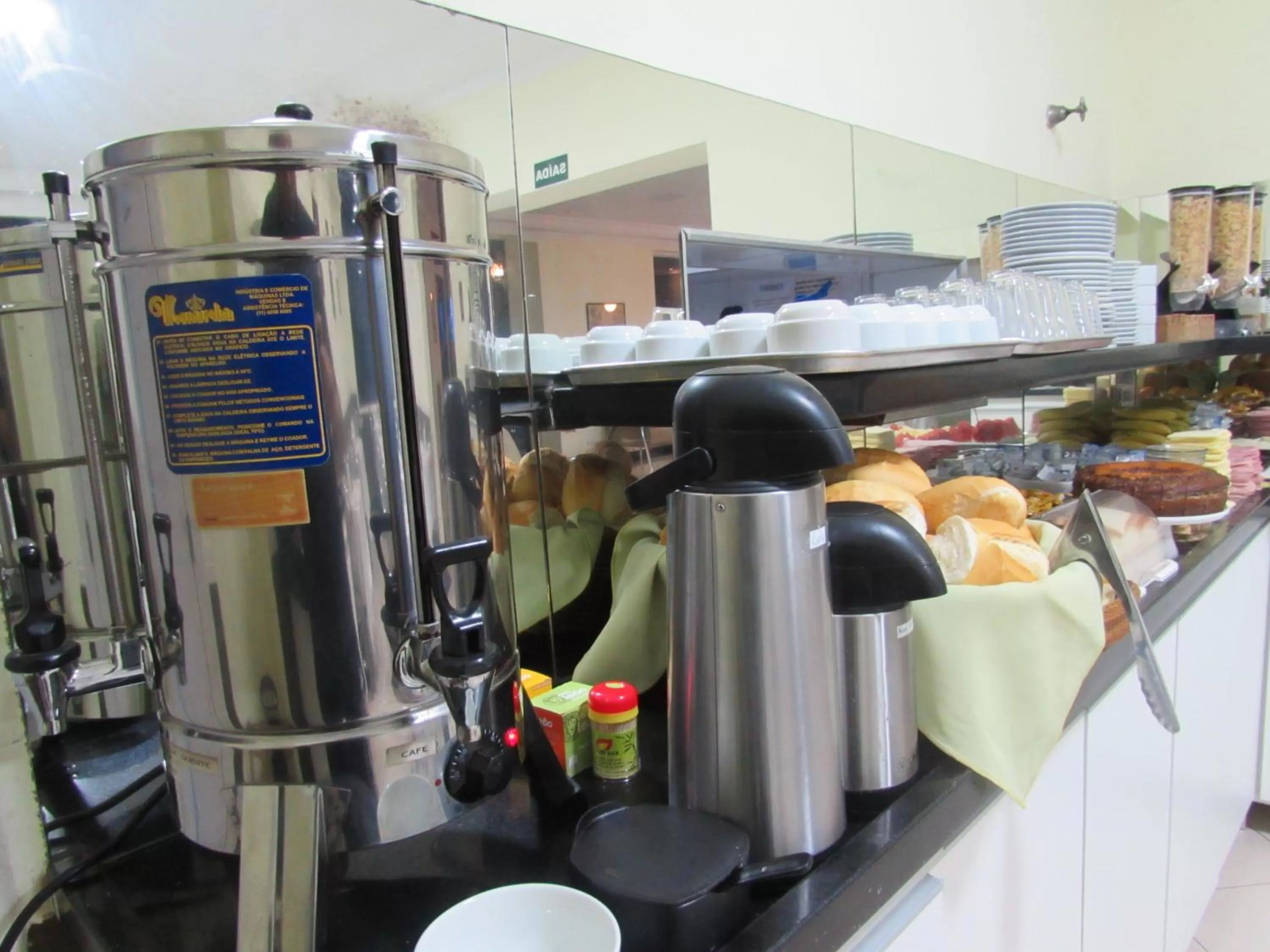 Hotel Monteneve a 2 minutos do Bom Retiro, a 8 minutos da 25 de Março a 100 metros da estação de trem para Aeroporto Internacional de Guarulhos