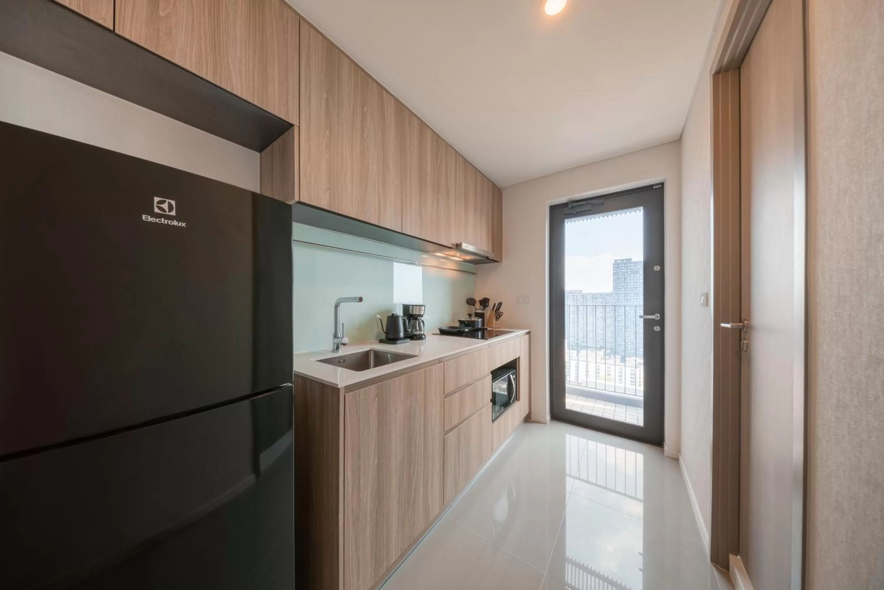 Kitchen or kitchenette in Ramada By Wyndham Bangkok Sukhumvit 87