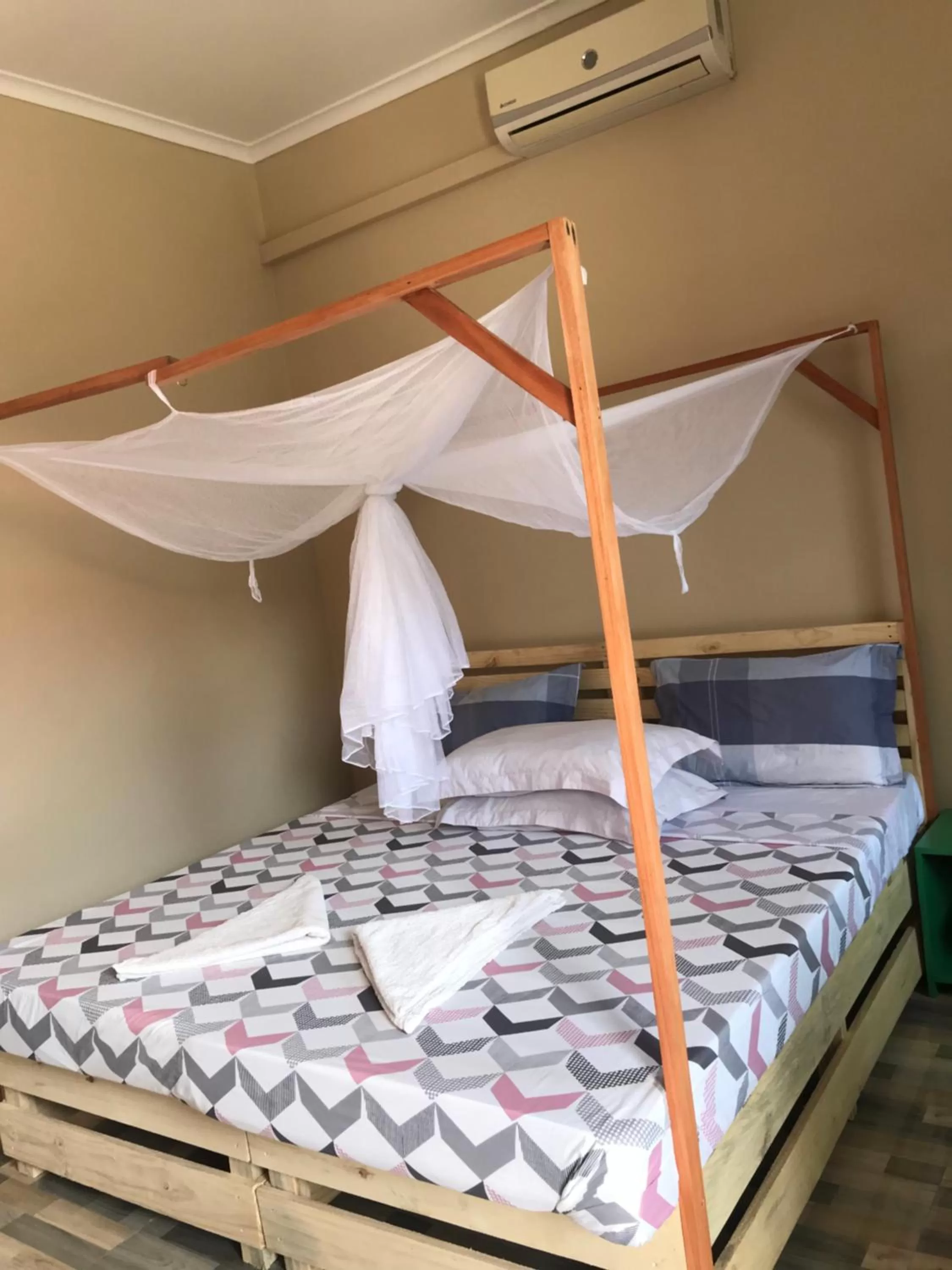 Bed in L&J Modern Backpackers Kinondoni