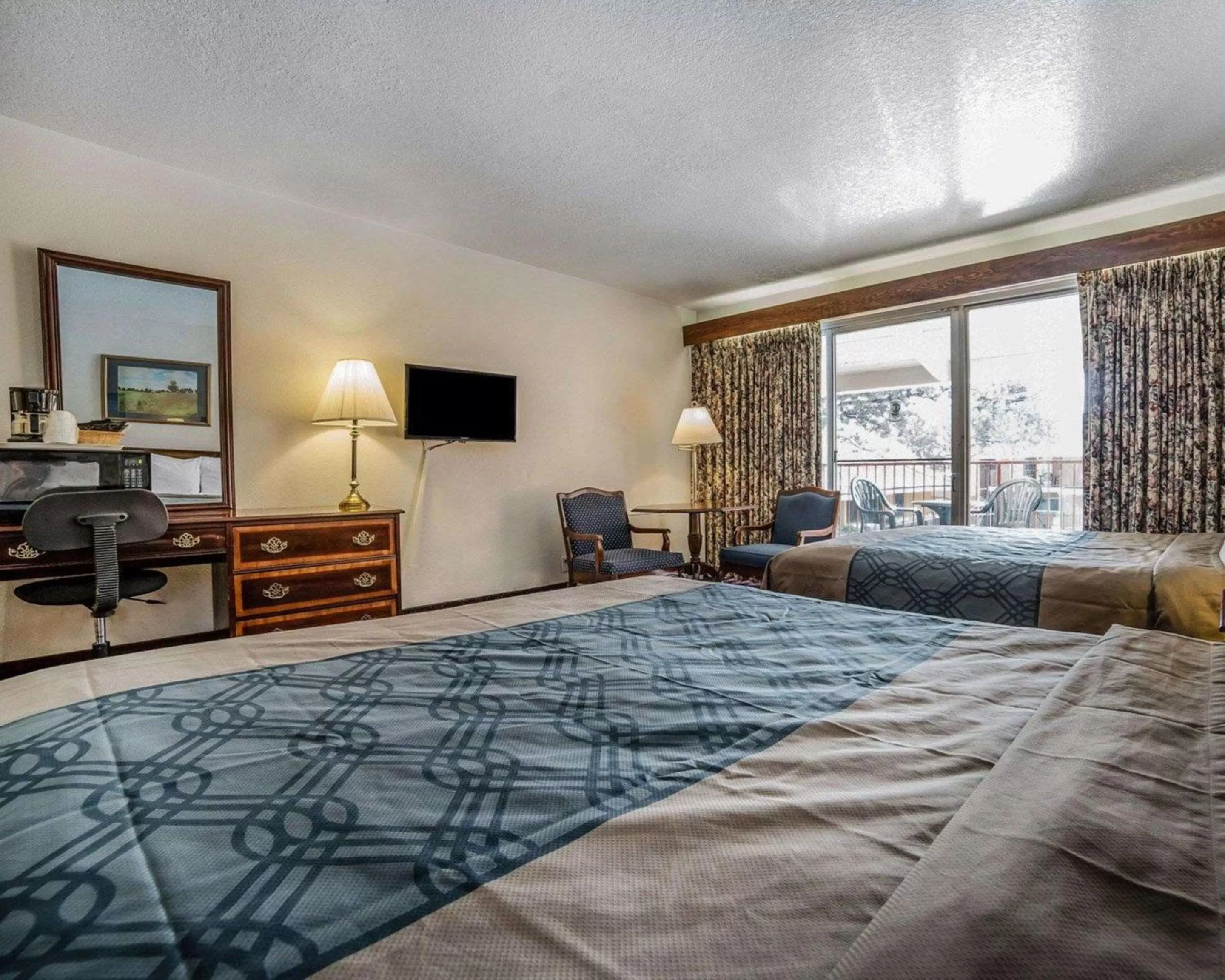 Photo of the whole room, Bed in Econo Lodge Near Reno-Sparks Convention Center