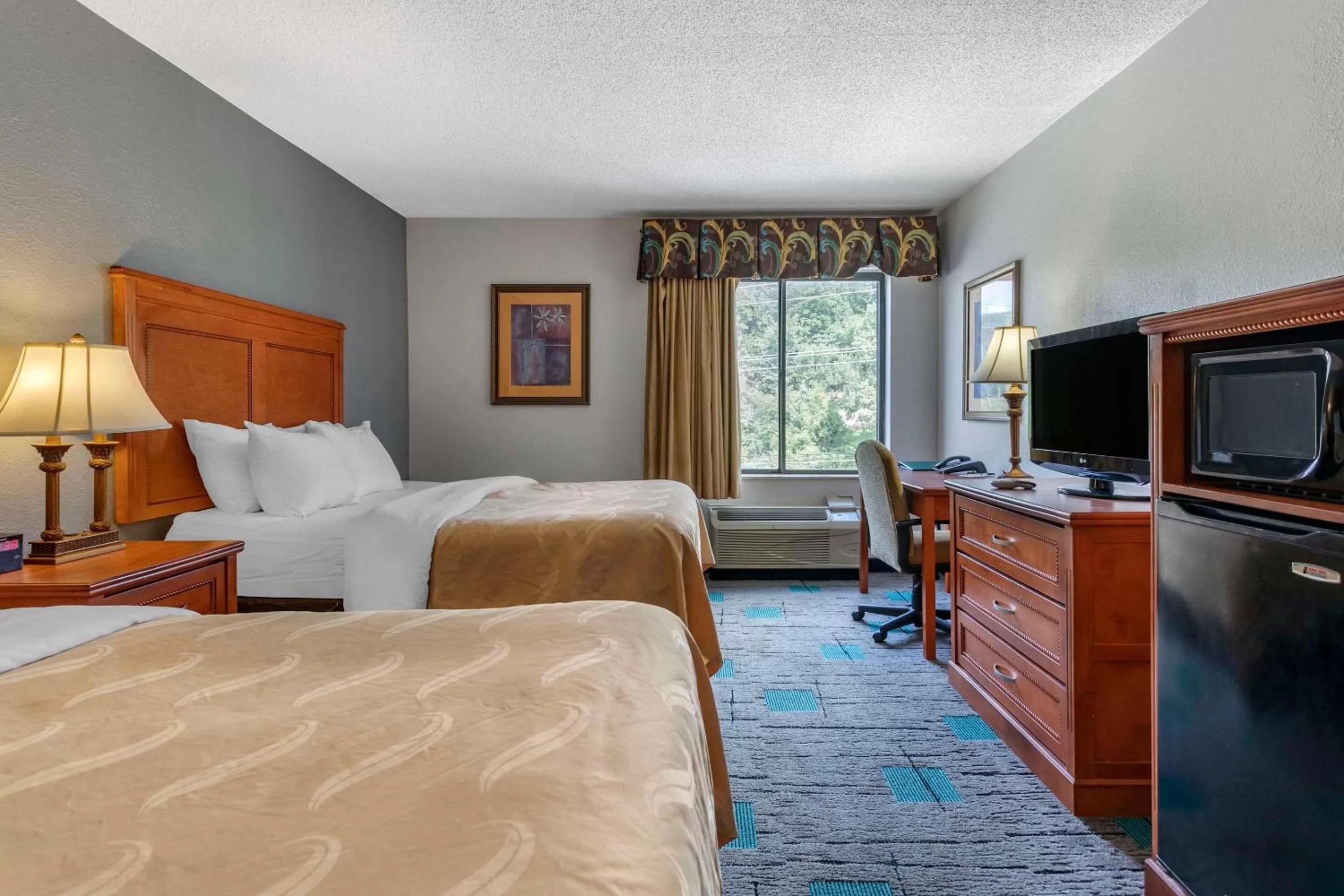 Bedroom, Bed in Quality Inn & Suites Chattanooga West near Lookout Mountain