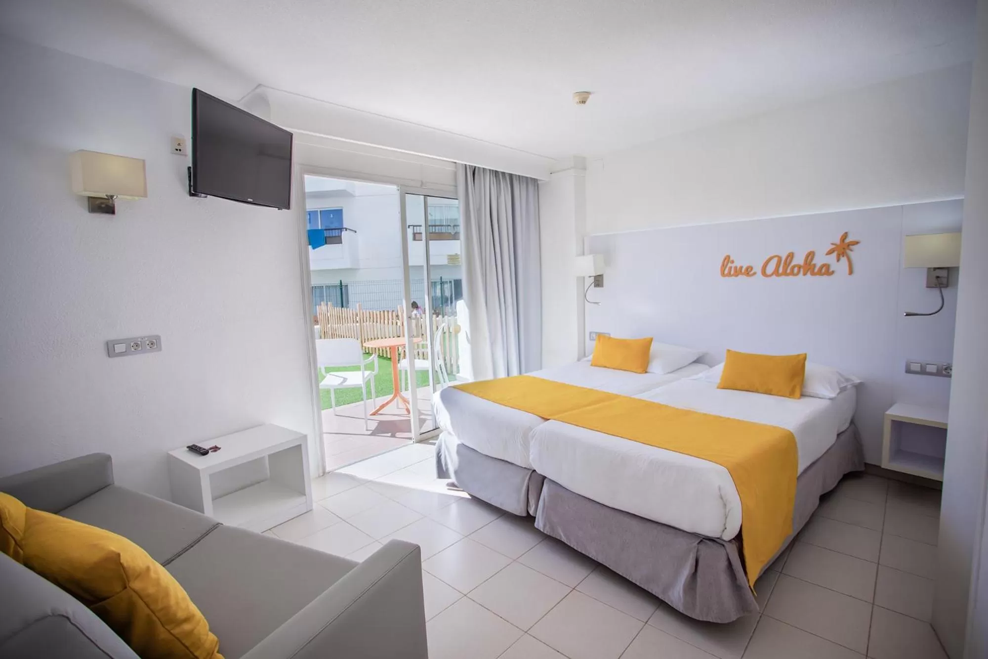 Family Suite (4 Adults + 1 Child) in Servatur Waikiki