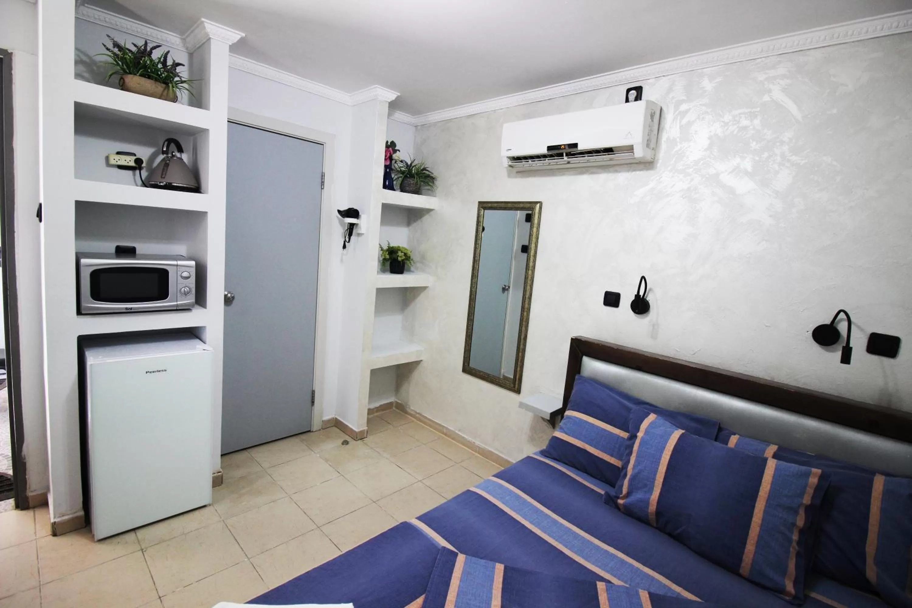 Living room, Bed in Sunset Inn