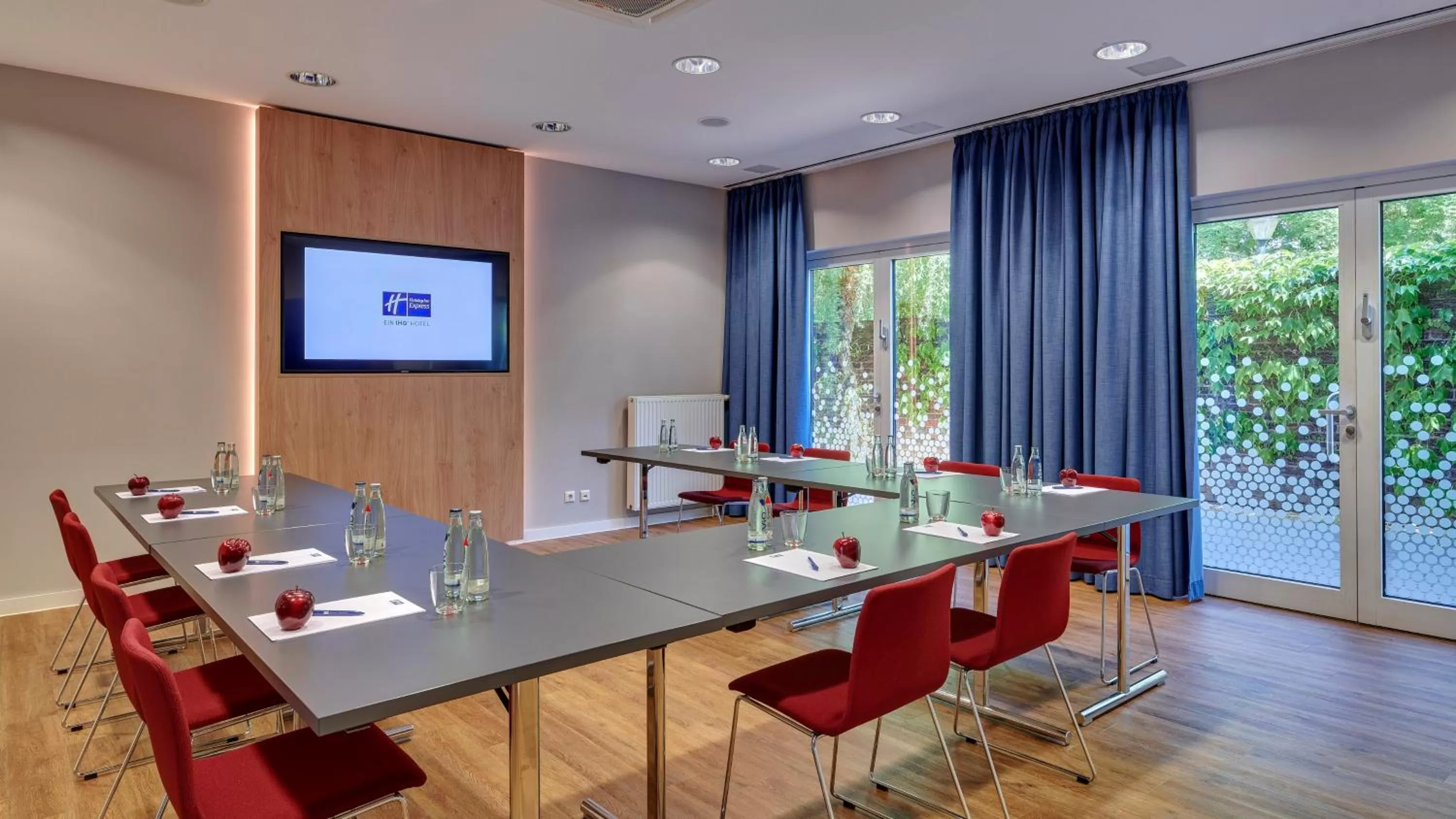 Meeting/conference room in Holiday Inn Express Cologne Muelheim by IHG