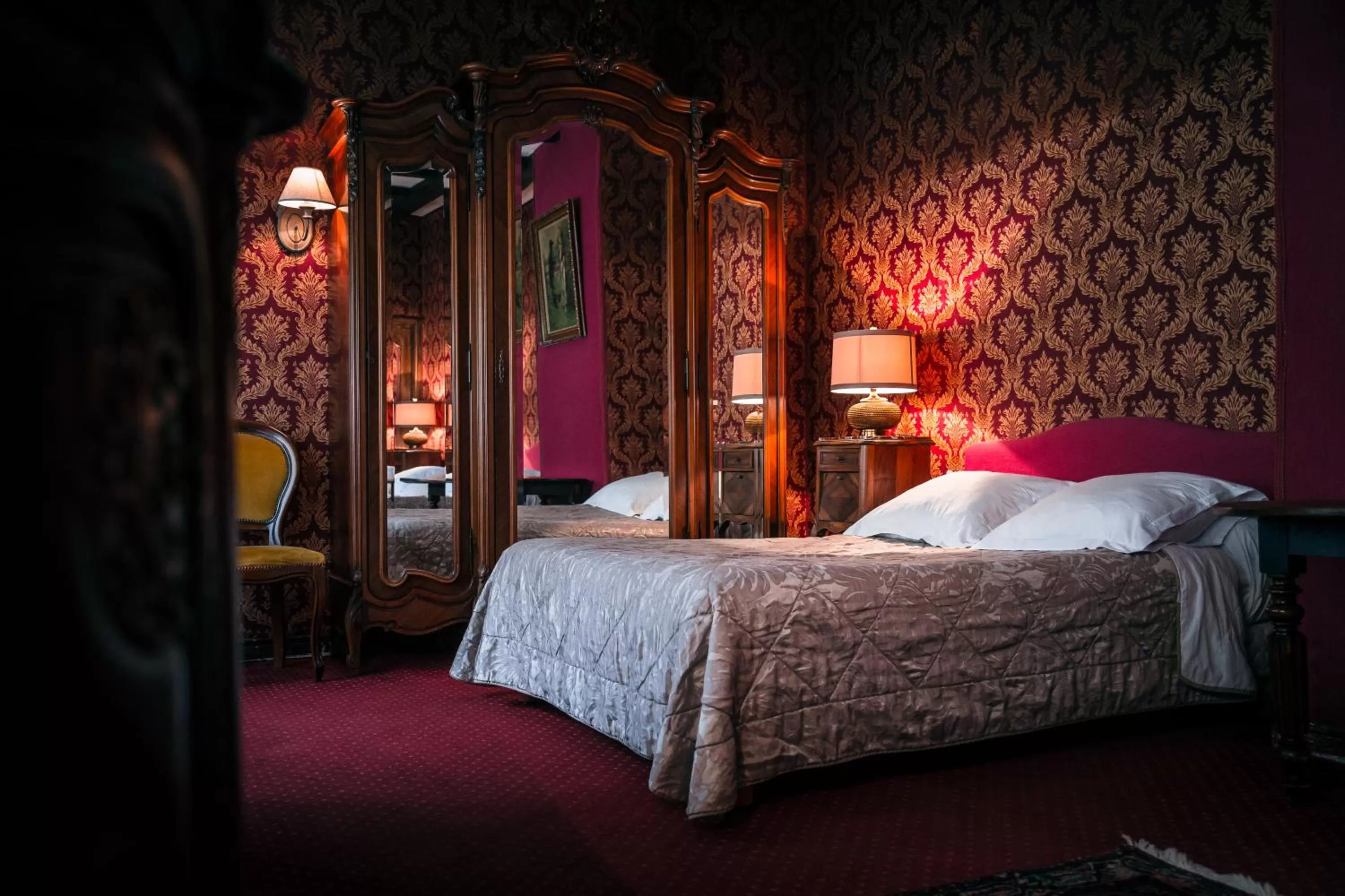 Bed in Hôtel des Deux Clefs