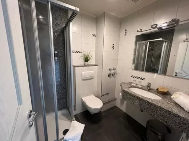 Bathroom in Hotel Rehkitz