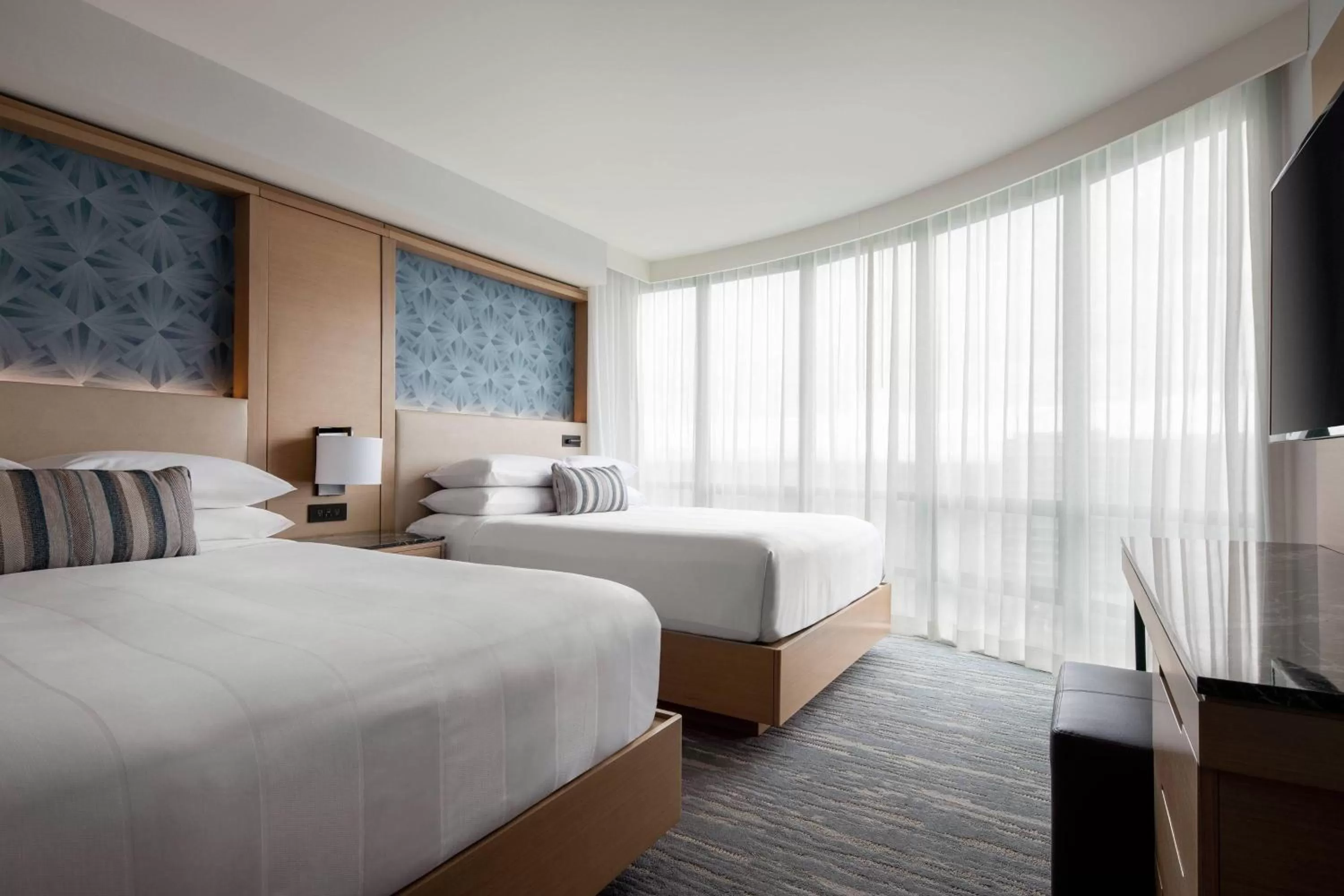 Photo of the whole room, Bed in Vancouver Airport Marriott Hotel