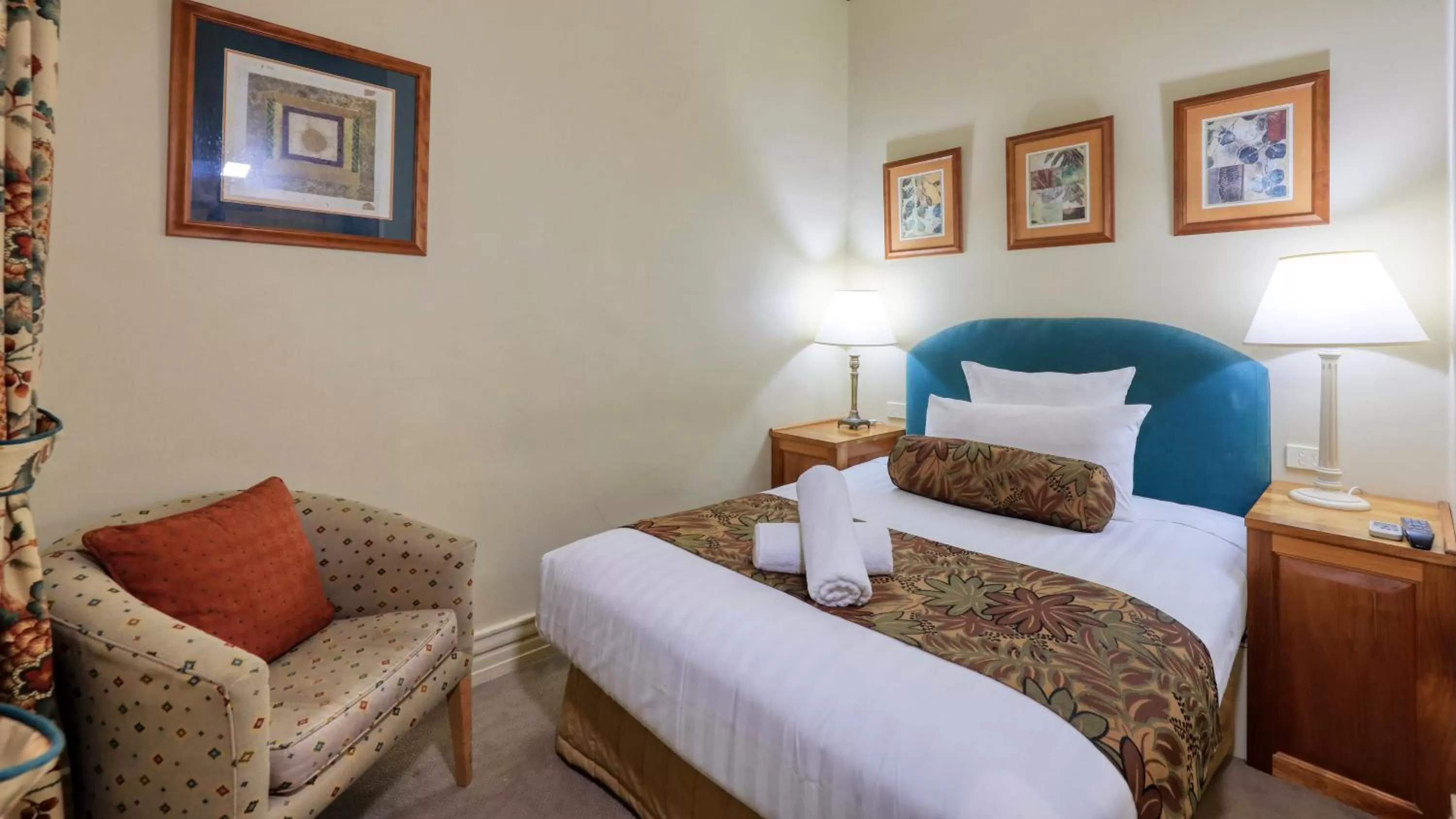 Seating area, Bed in Royal Exchange Hotel