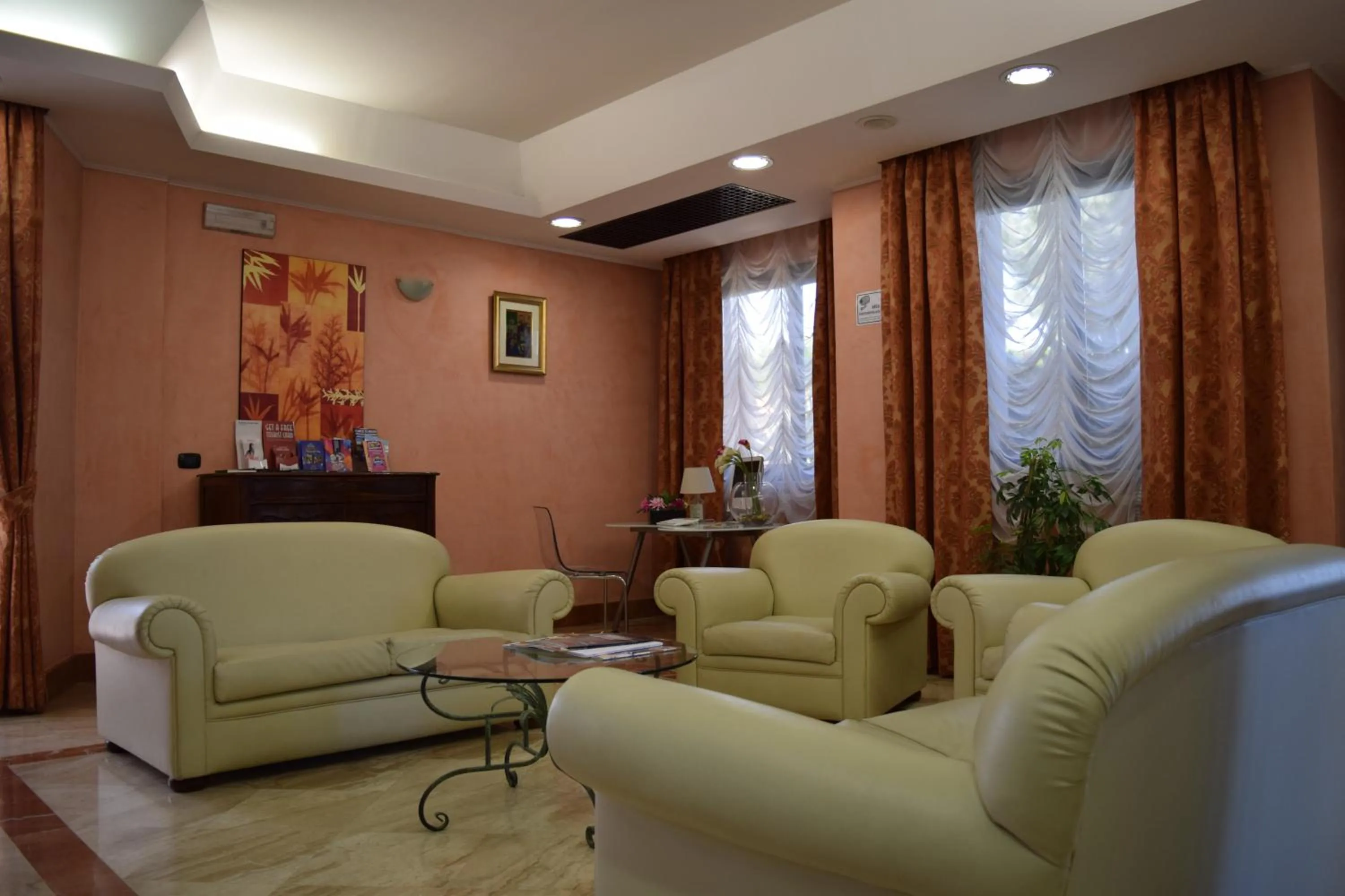 Communal lounge/ TV room in Hotel Palace 2000