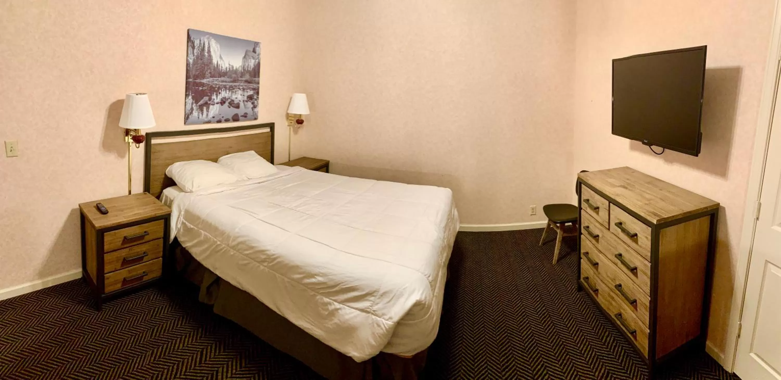 Bed in Yosemite View Lodge