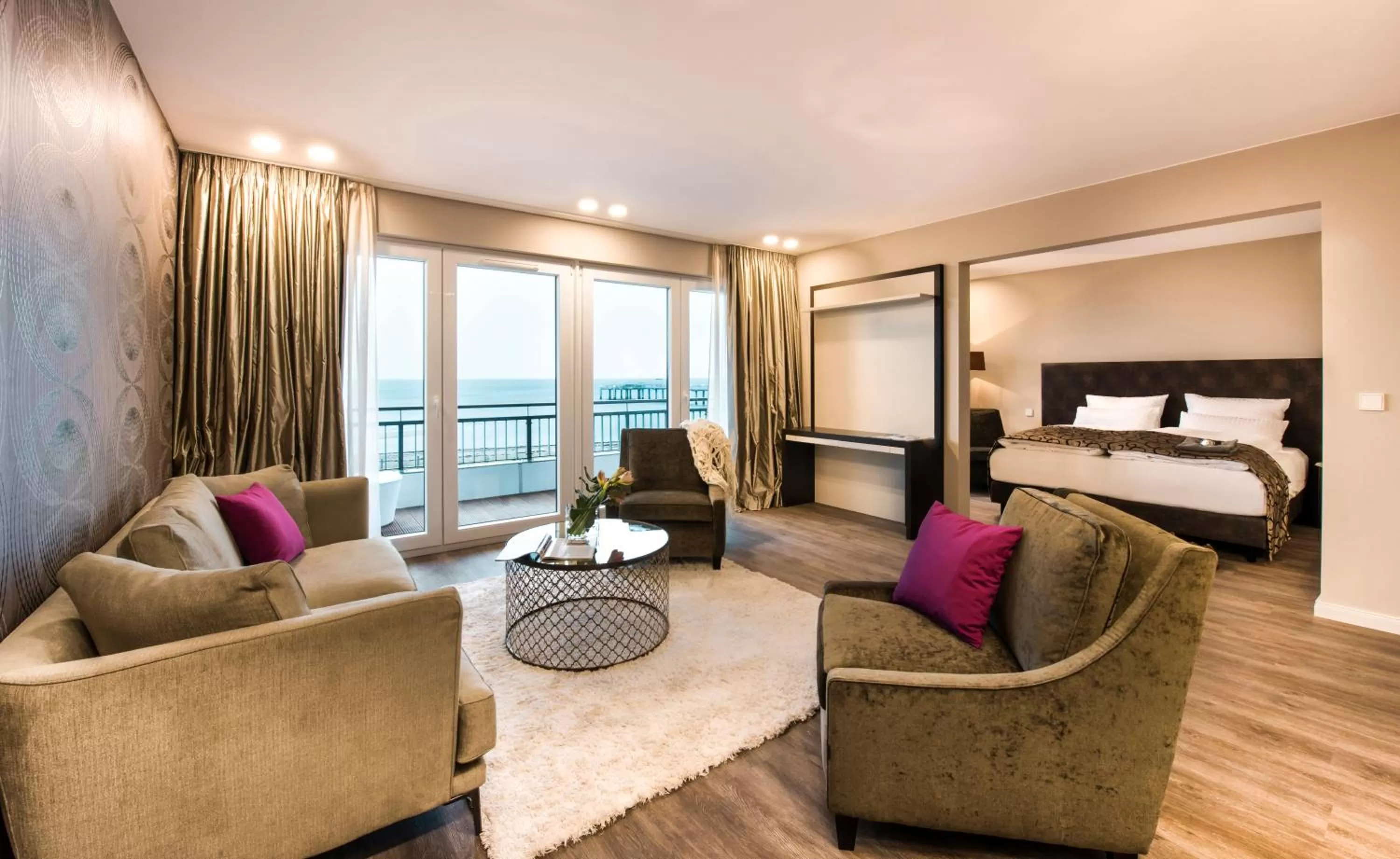 Living room, Bed in Strandhotel Luv