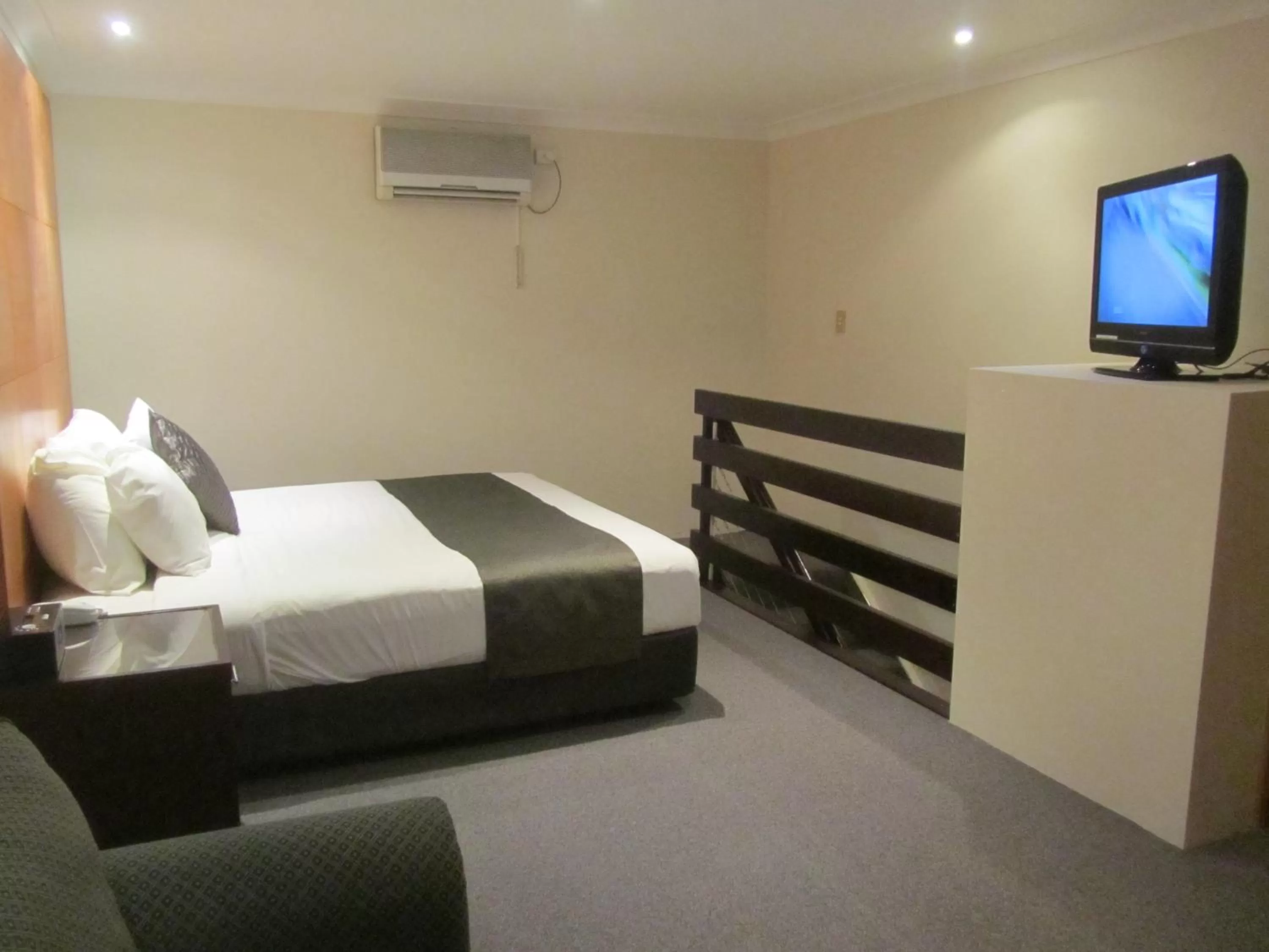 Bed in Best Western Plus Goulburn
