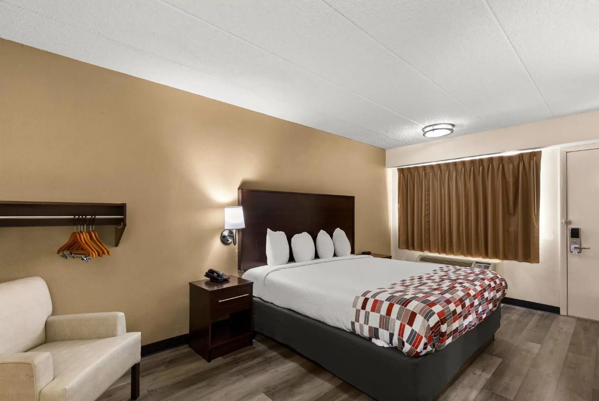 Photo of the whole room, Bed in Red Roof Inn Springfield, IL