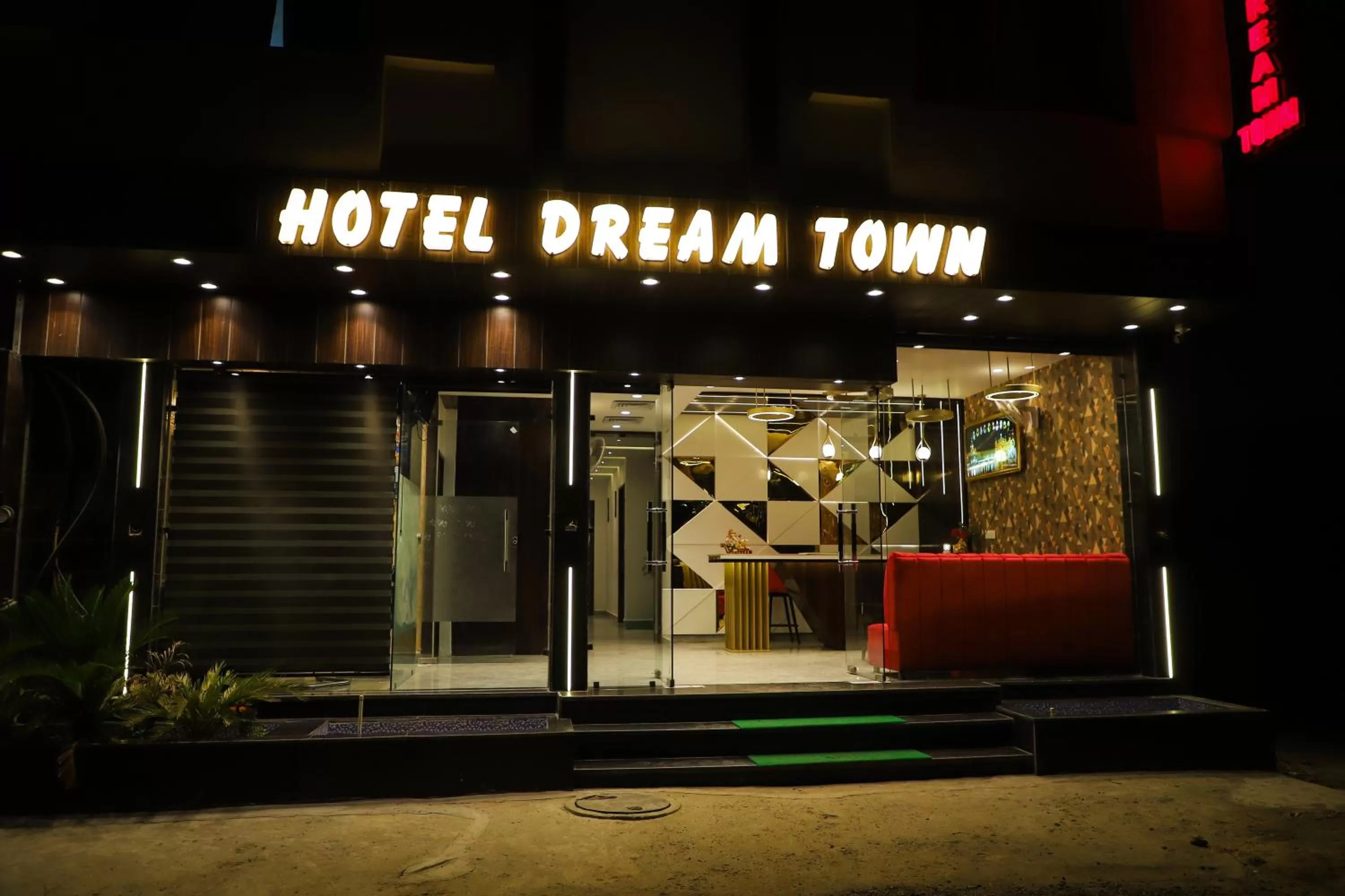 Facade/entrance in Hotel Dream Town By Cozy Hotels & Resorts