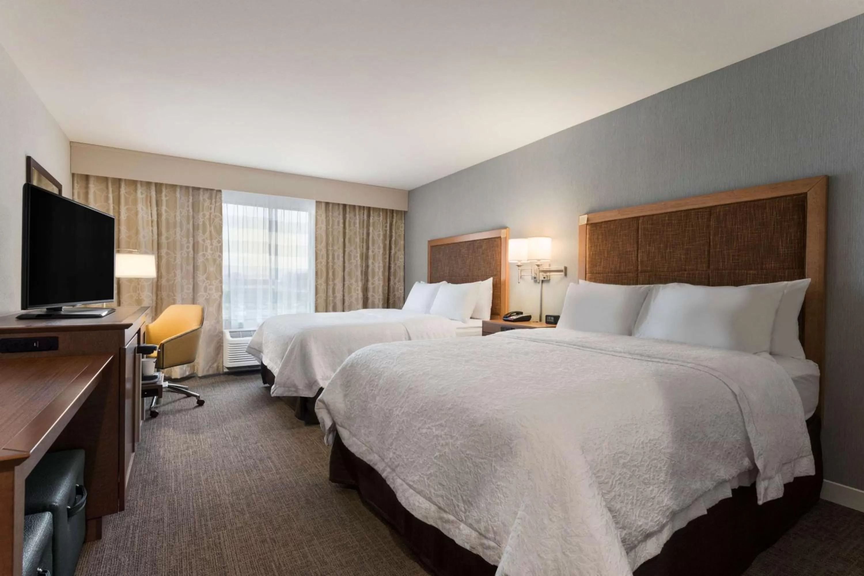 Bedroom, Bed in Hampton Inn Lincoln Airport, Ne