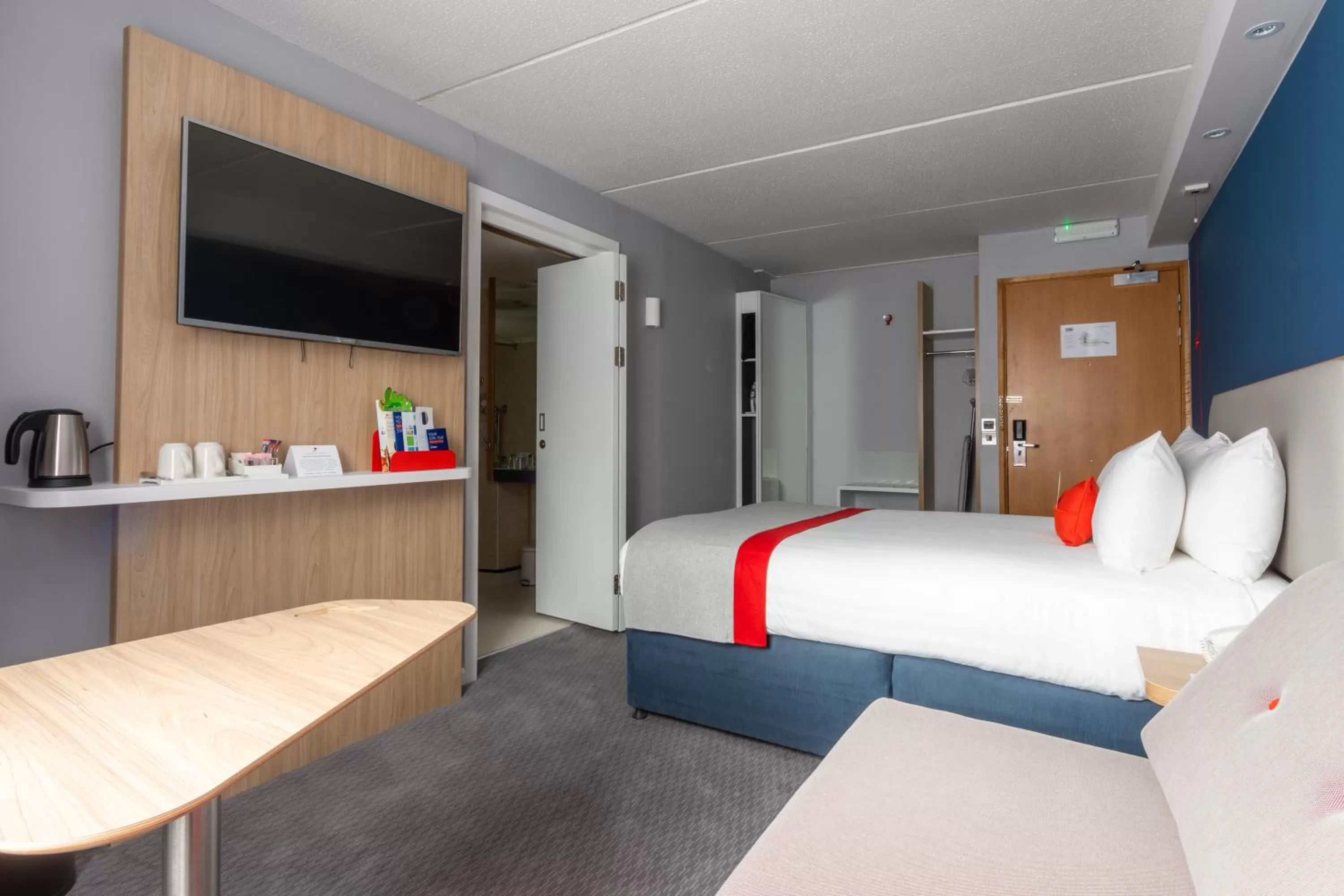 Photo of the whole room, Bed in Holiday Inn Express - Glasgow - City Ctr Theatreland by IHG