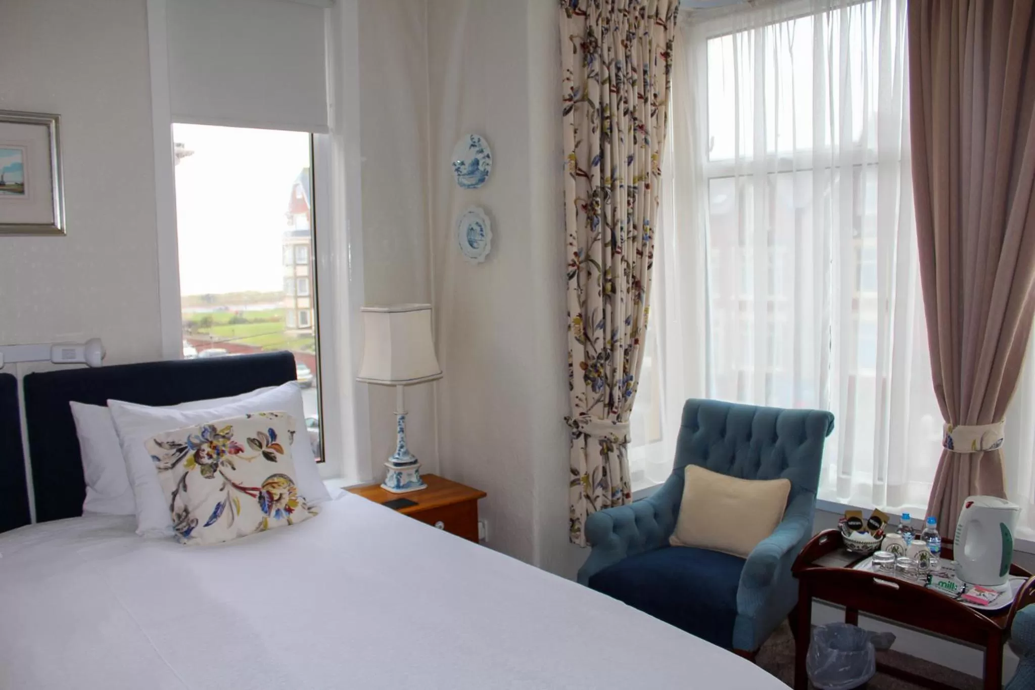 Seating area, Bed in The Gaydon